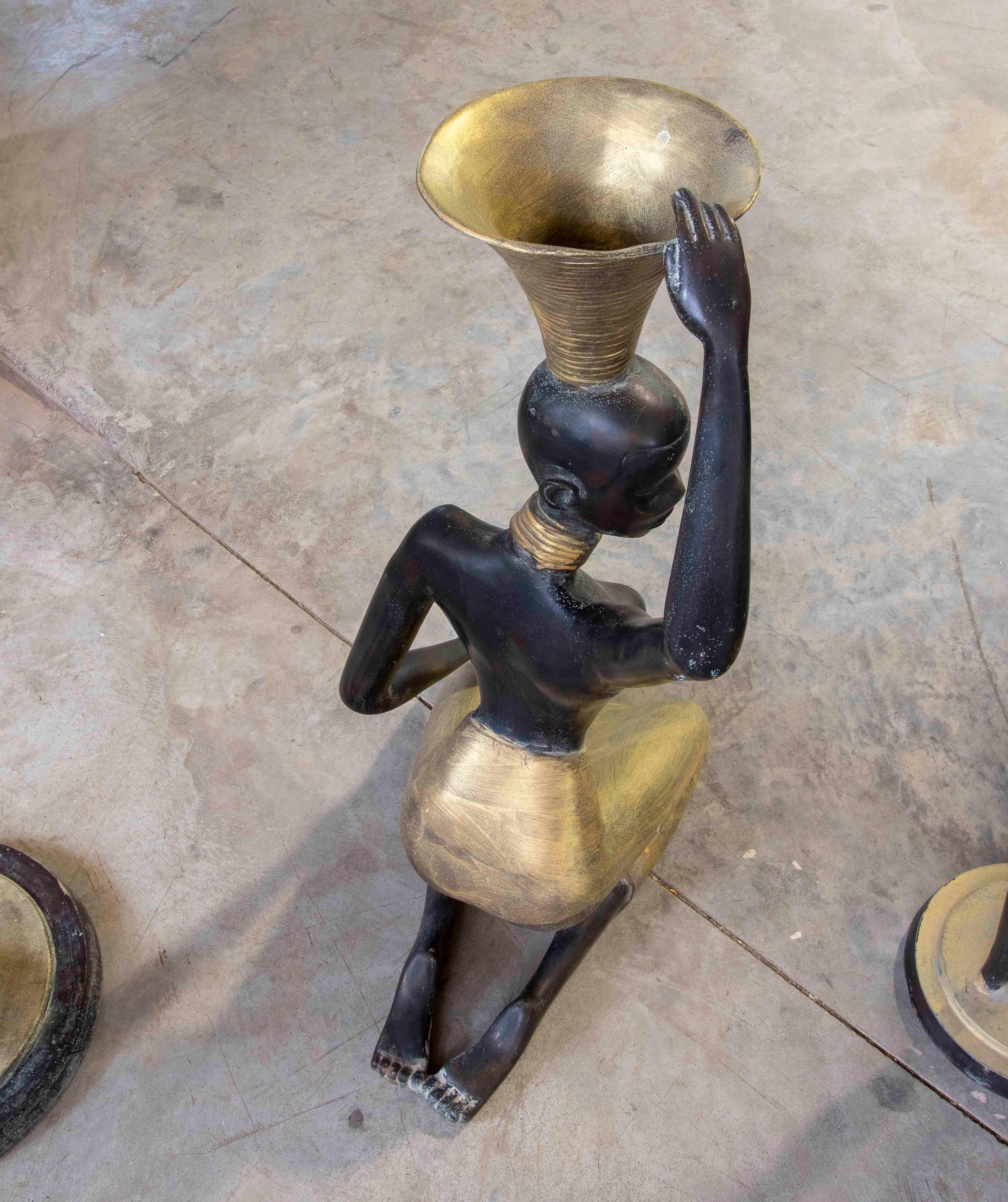 Conjunto de tres esculturas africanas modernas de bronce patinado y dorado de los años 90 en venta 4