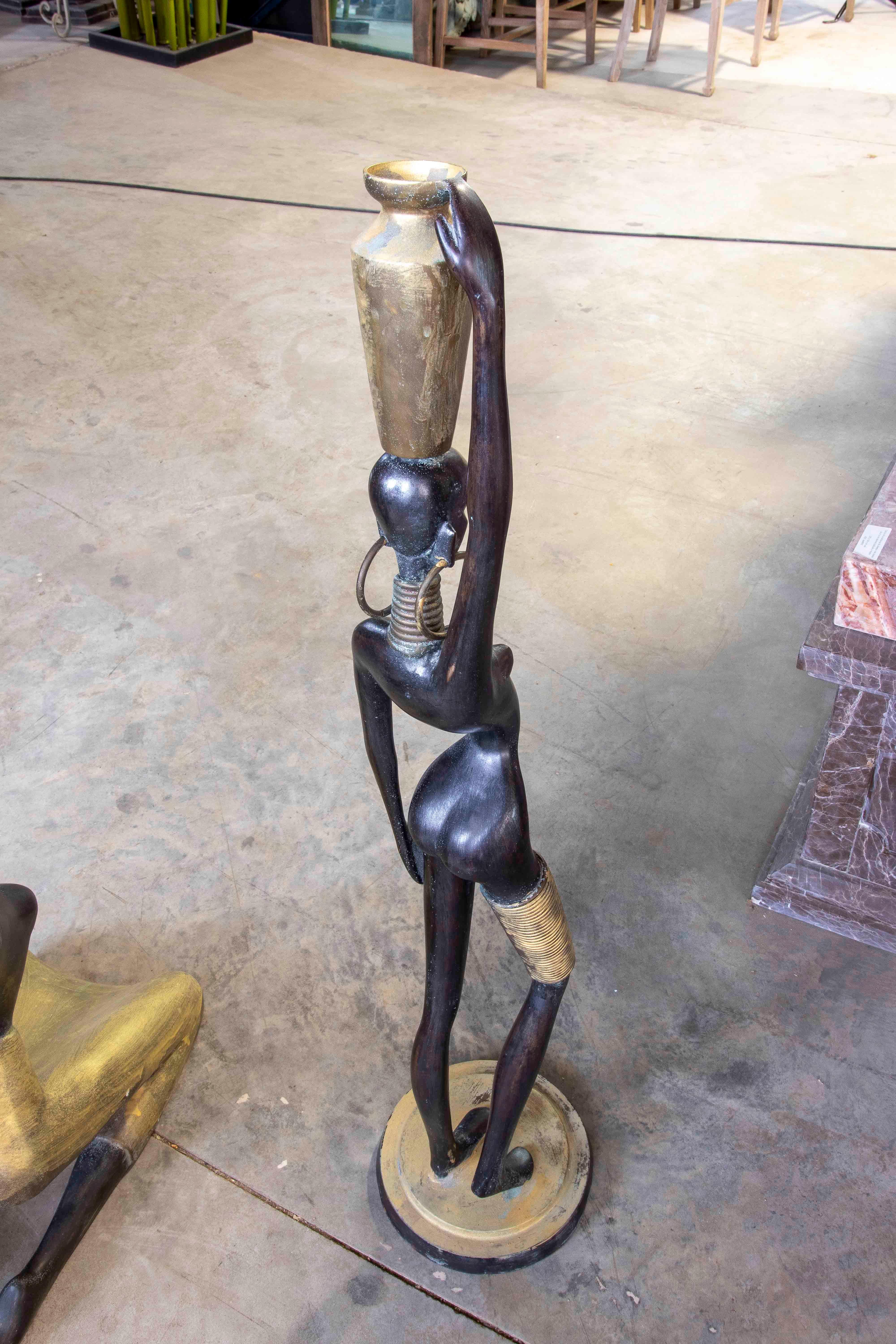 Conjunto de tres esculturas africanas modernas de bronce patinado y dorado de los años 90 en venta 5