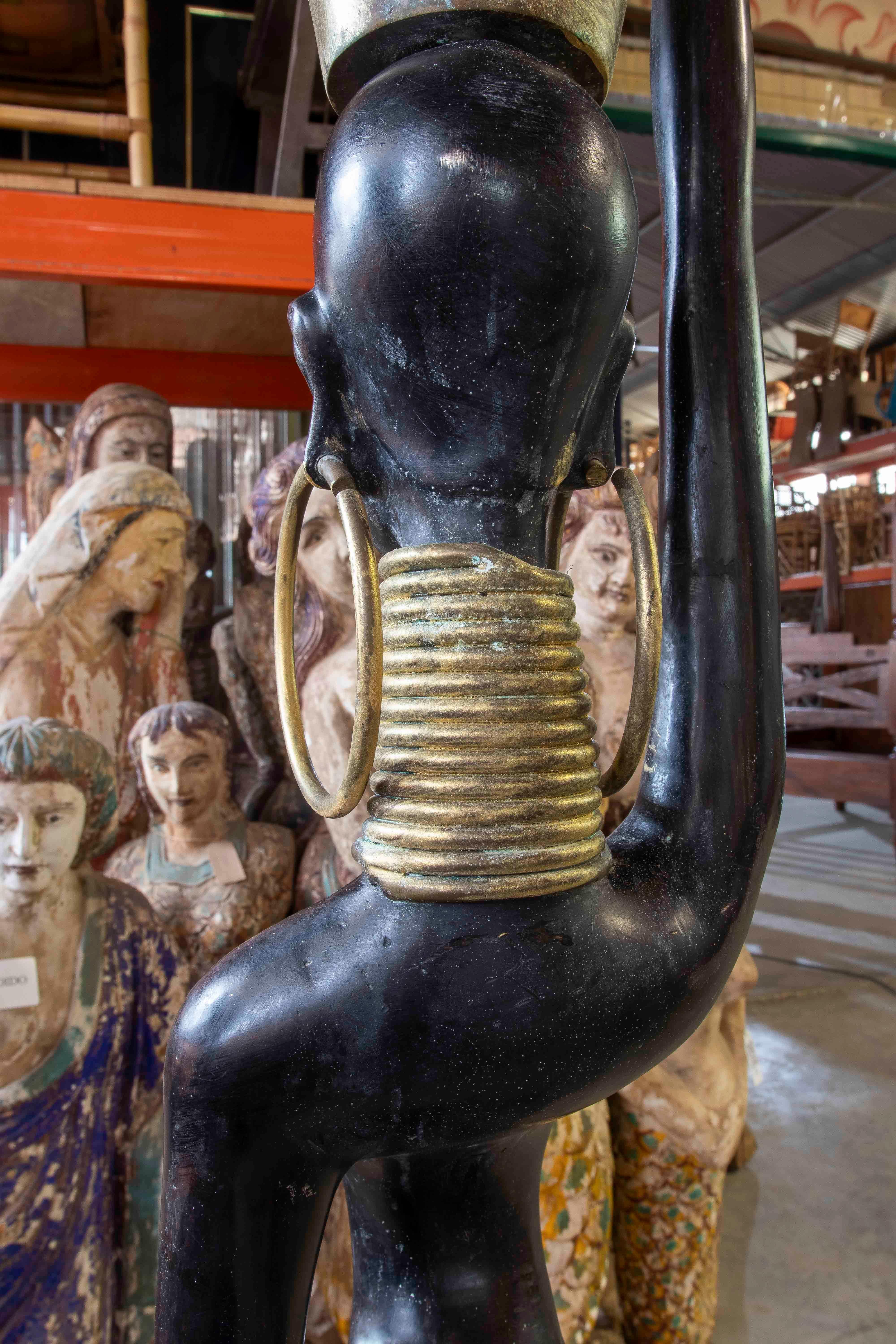 Conjunto de tres esculturas africanas modernas de bronce patinado y dorado de los años 90 en venta 6