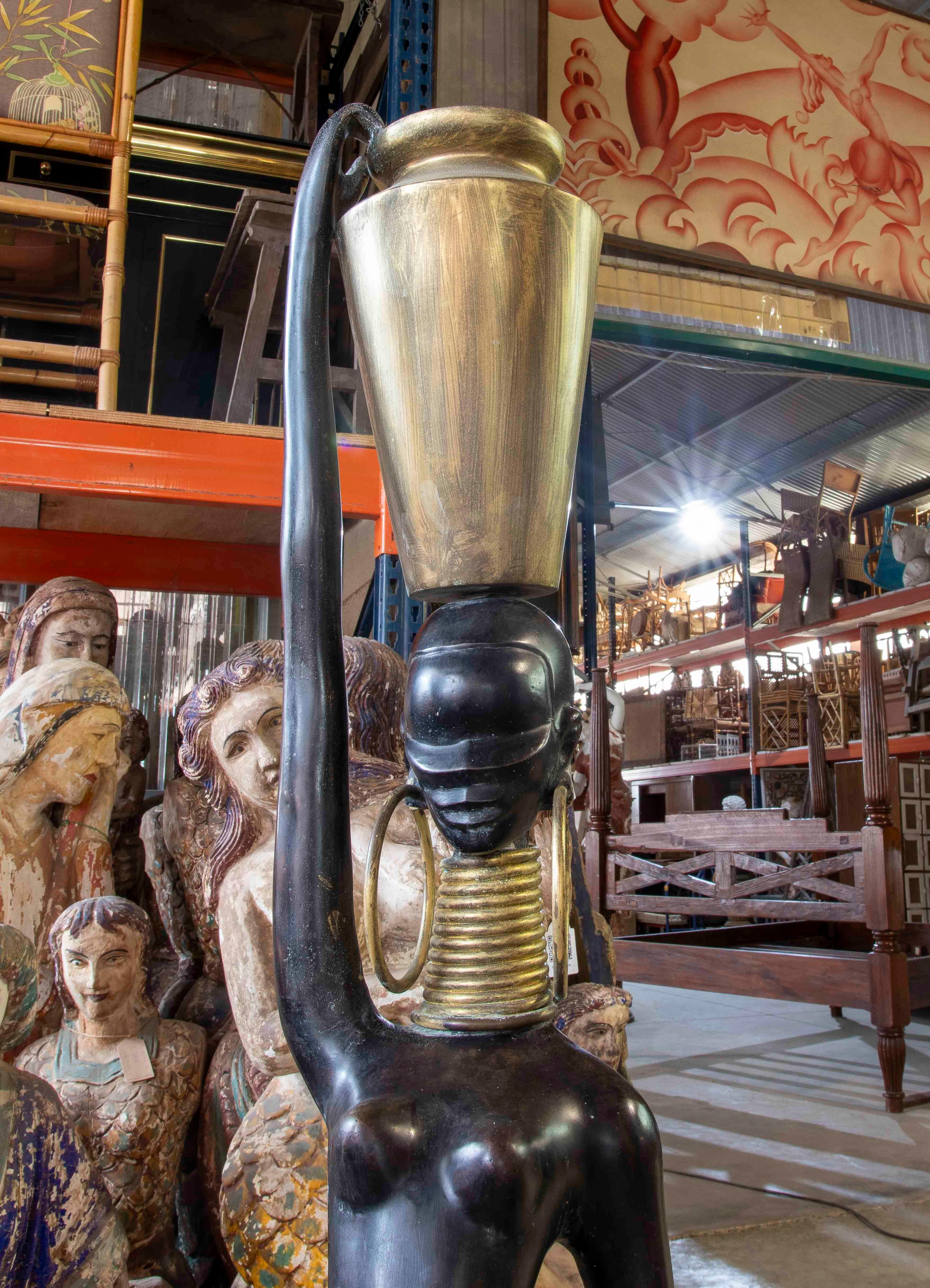 Conjunto de tres esculturas africanas modernas de bronce patinado y dorado de los años 90 Europeo en venta