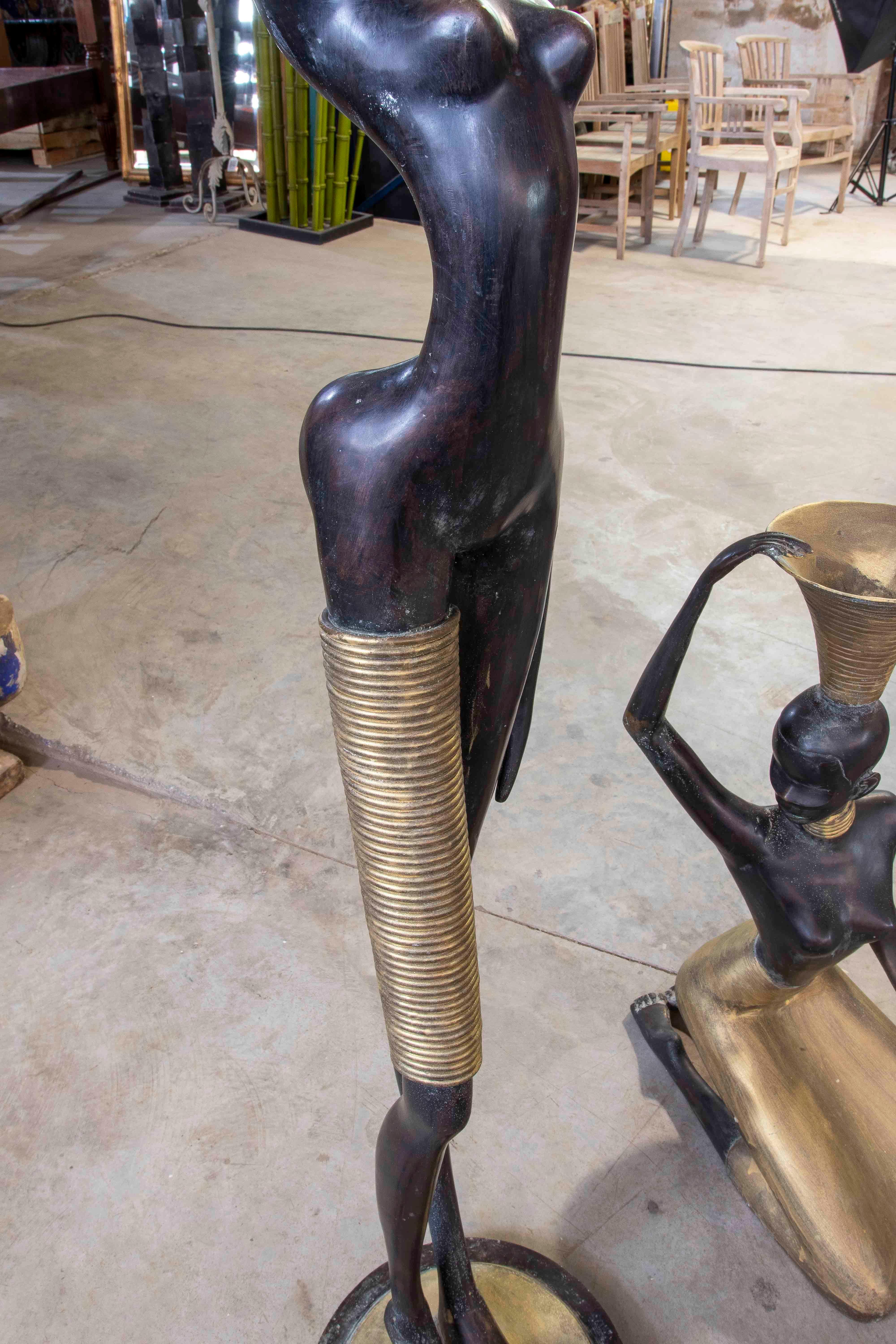 Conjunto de tres esculturas africanas modernas de bronce patinado y dorado de los años 90 siglo XX en venta