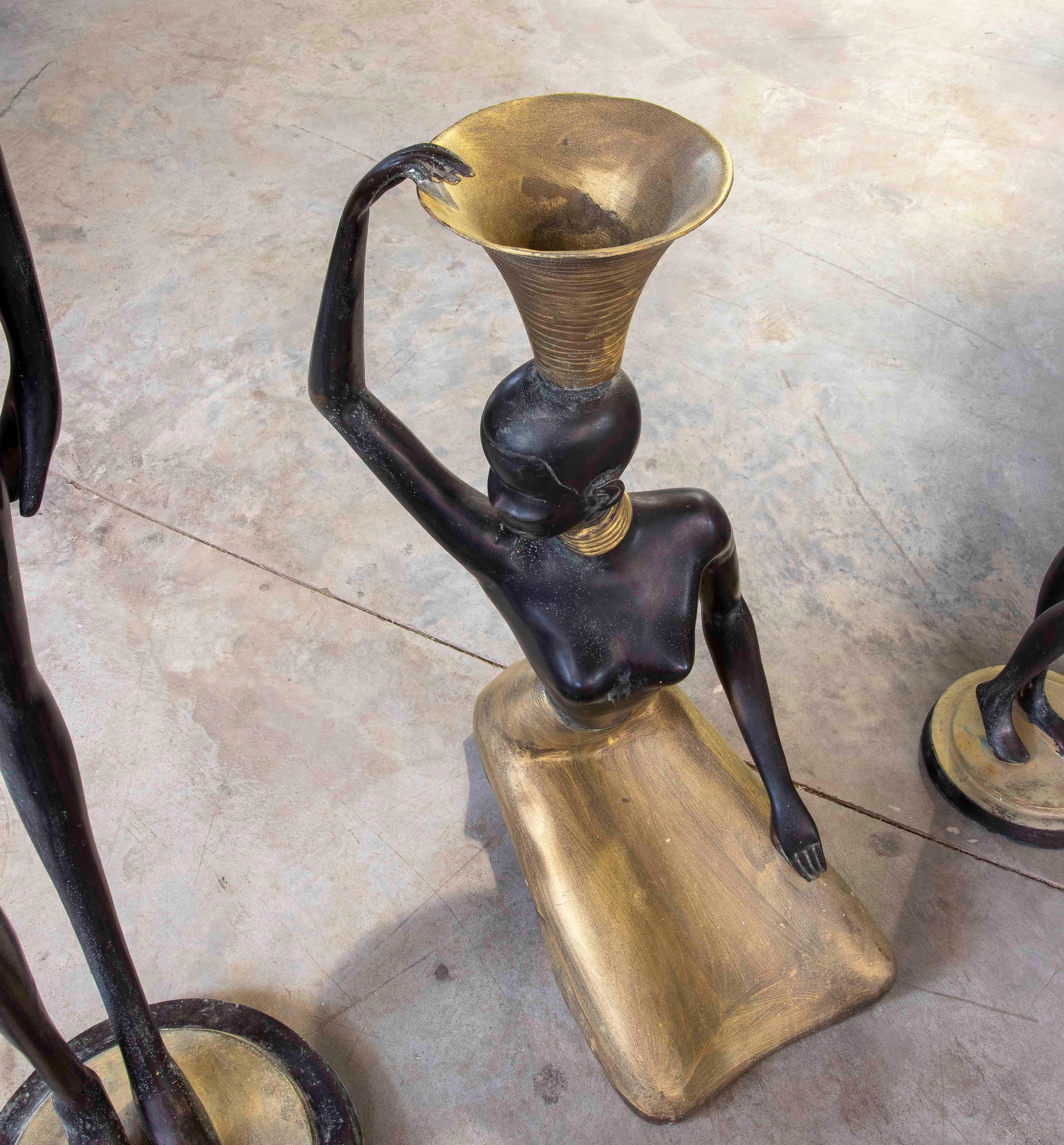 Conjunto de tres esculturas africanas modernas de bronce patinado y dorado de los años 90 Bronce en venta