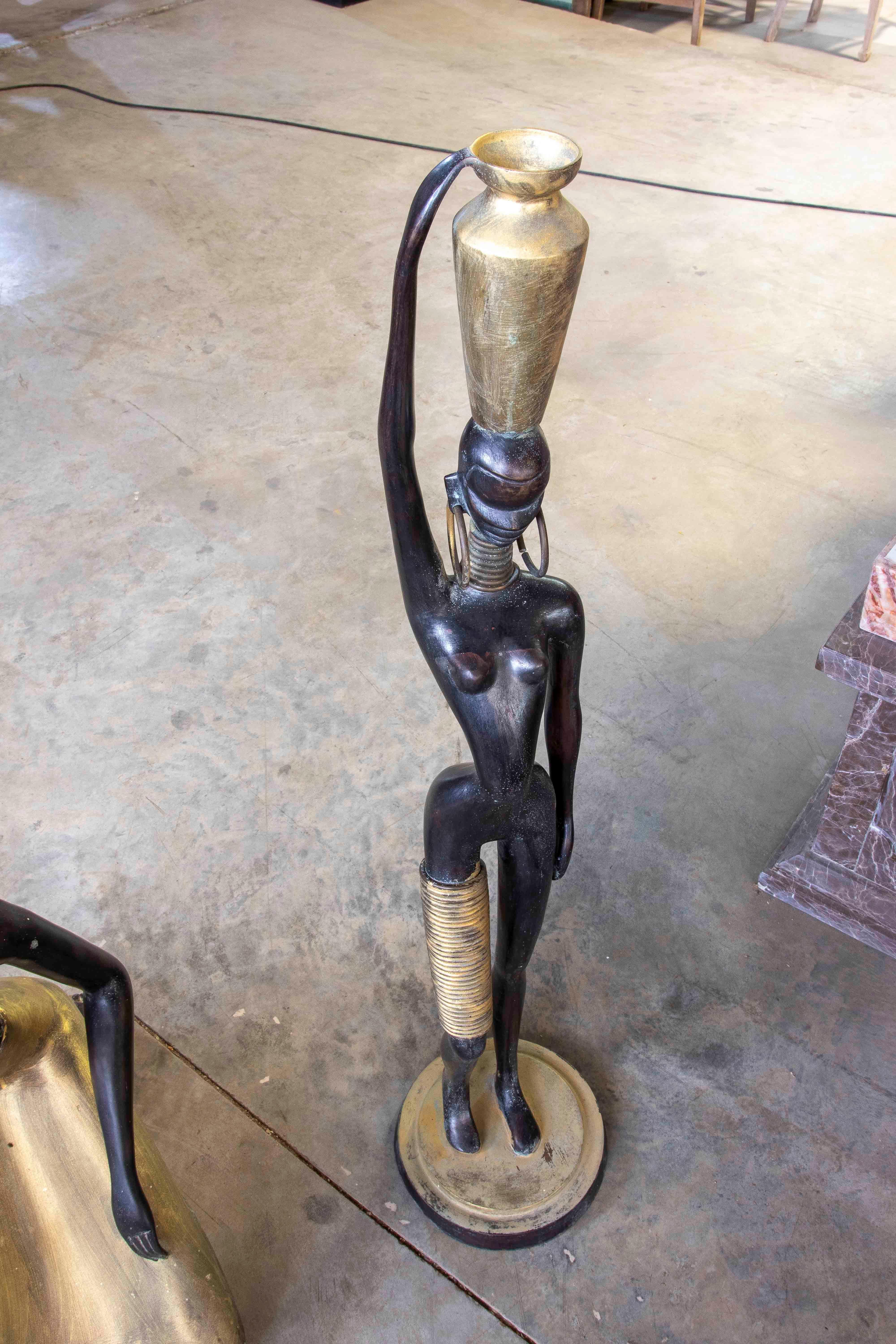 Conjunto de tres esculturas africanas modernas de bronce patinado y dorado de los años 90 en venta 1