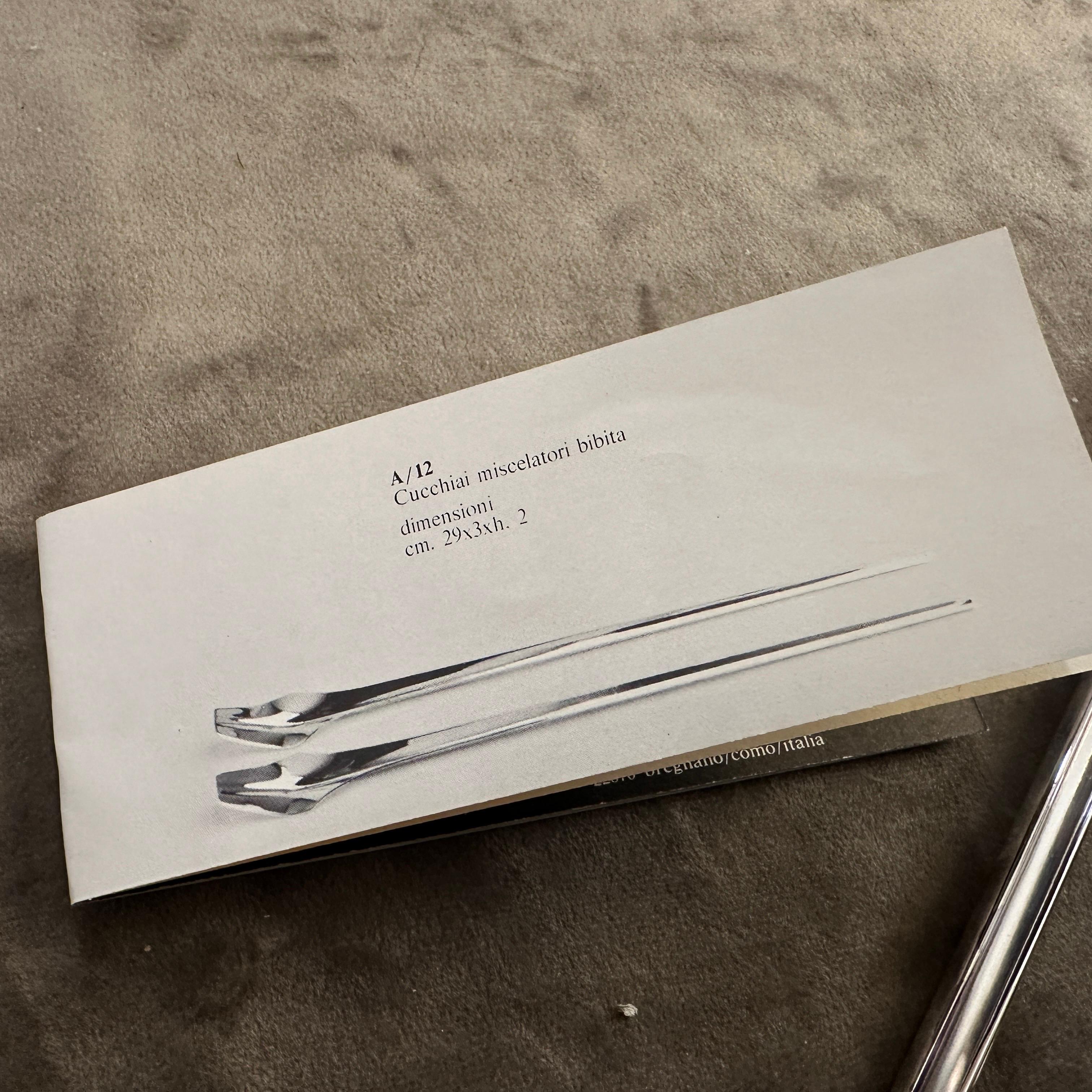 Dieses von Lino Sabattini in den 1990er Jahren entworfene Set minimalistischer Cocktailmixer zeichnet sich durch eine raffinierte Verbindung von Form und Material aus. Die Mischer sind aus hochwertigem, poliertem und versilbertem Metall gefertigt,