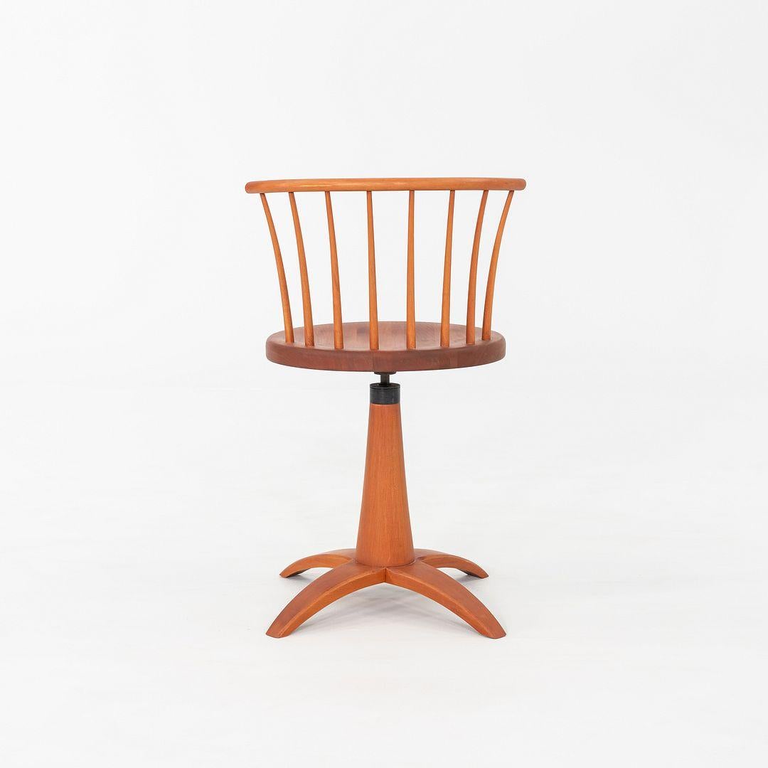 Dies ist ein im Studio gefertigter Revolverhocker aus Kirschholz von Shaker Workshops. Shaker Workshops bildet einige der wichtigsten frühen amerikanischen Shaker-Designs originalgetreu nach. Dieser Hocker ist garantiert authentisch und trägt die