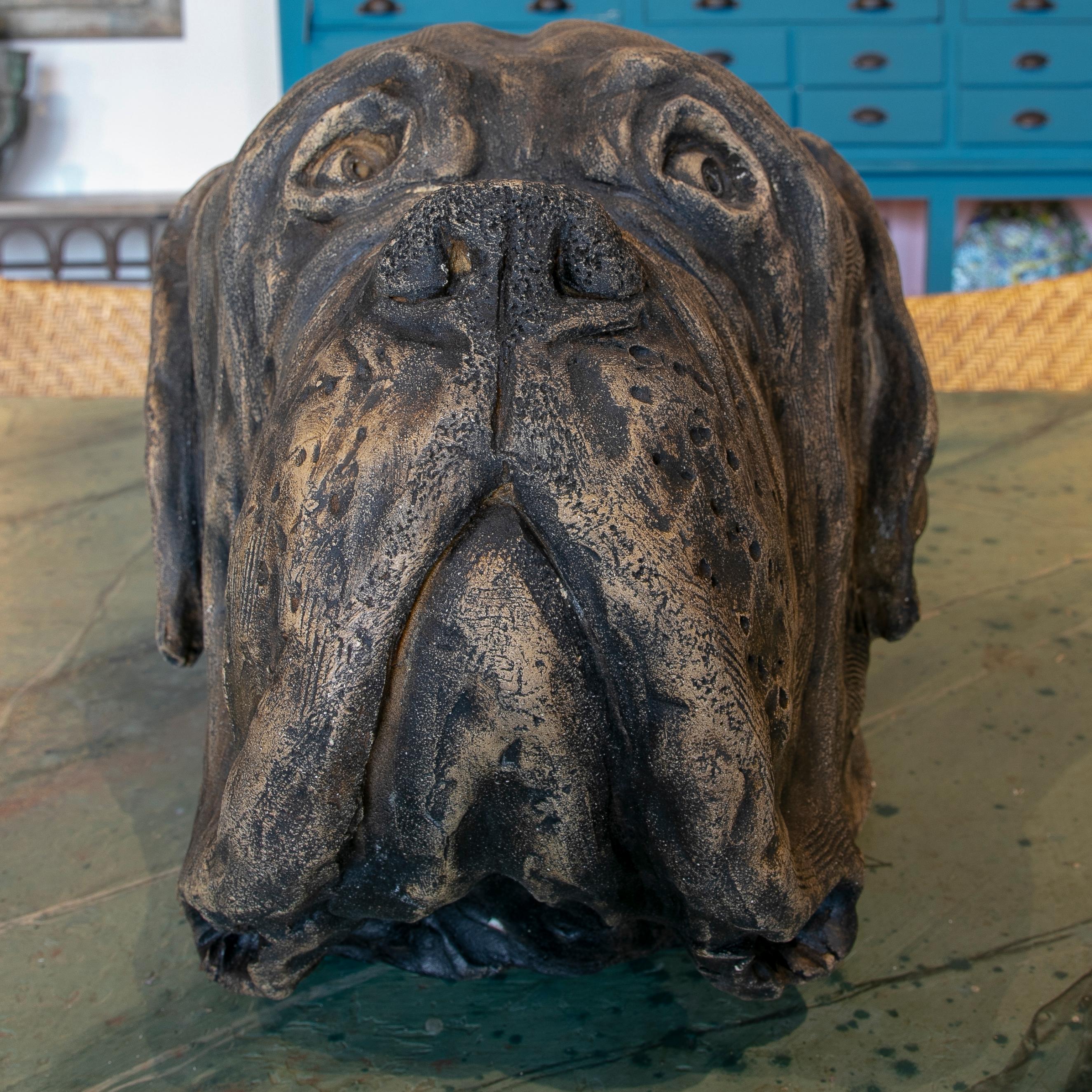 1990 Sculpture de tête de chien en céramique peinte à la main et signée 