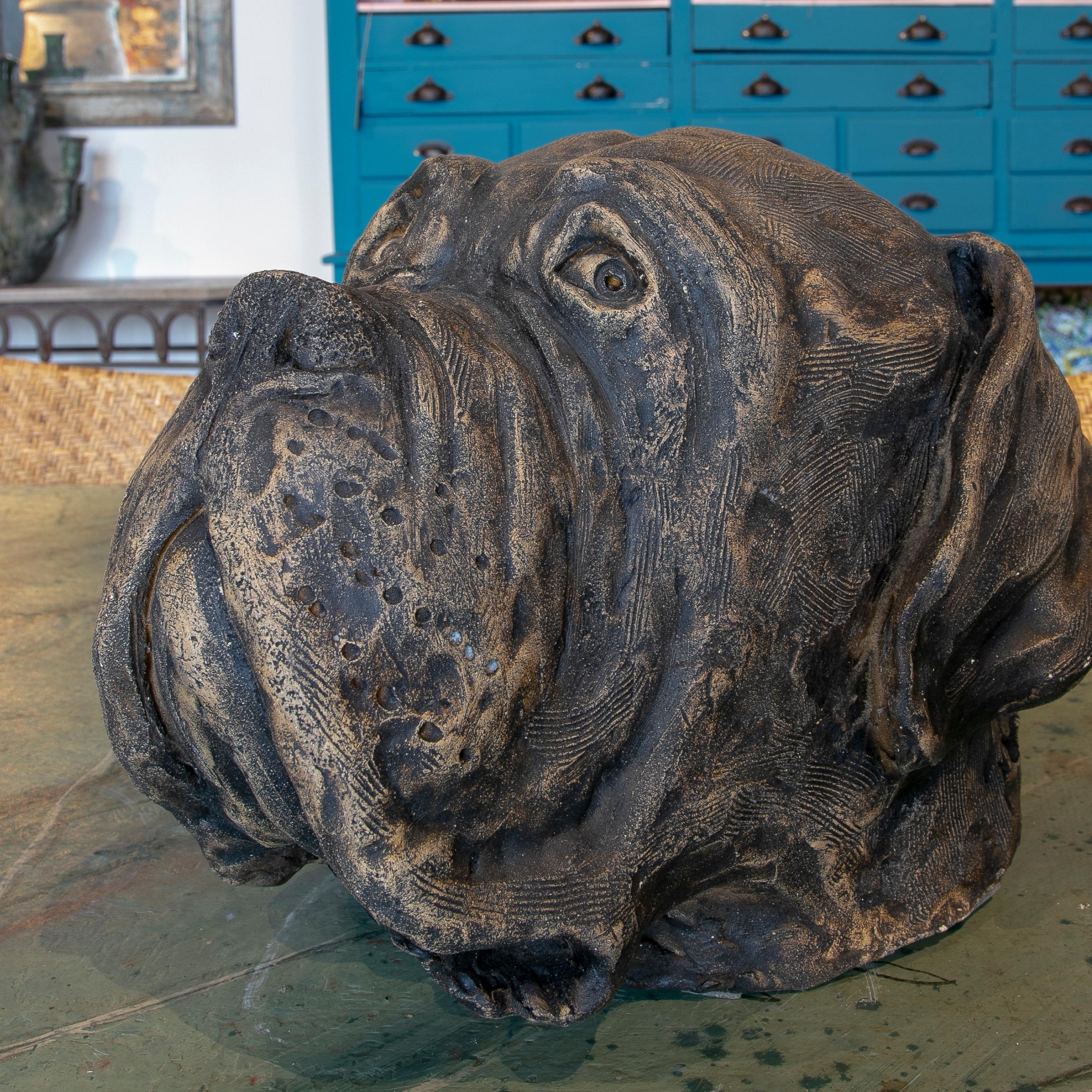 1990er Jahre Signierte handbemalte Hundekopf-Skulptur aus Keramik (Spanisch) im Angebot