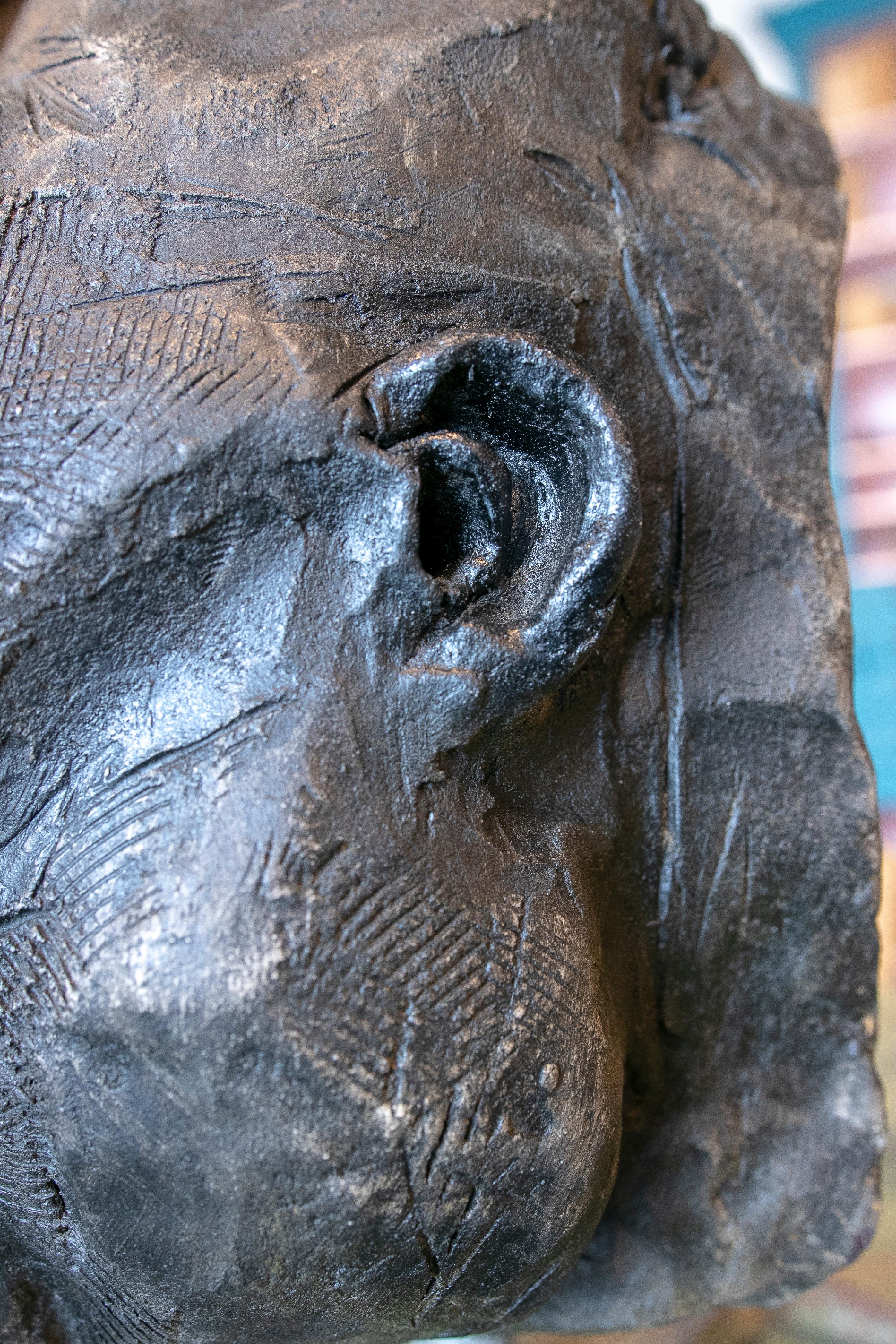 1990er Jahre Signierte handbemalte Gorillakopf-Skulptur aus Keramik im Angebot 4