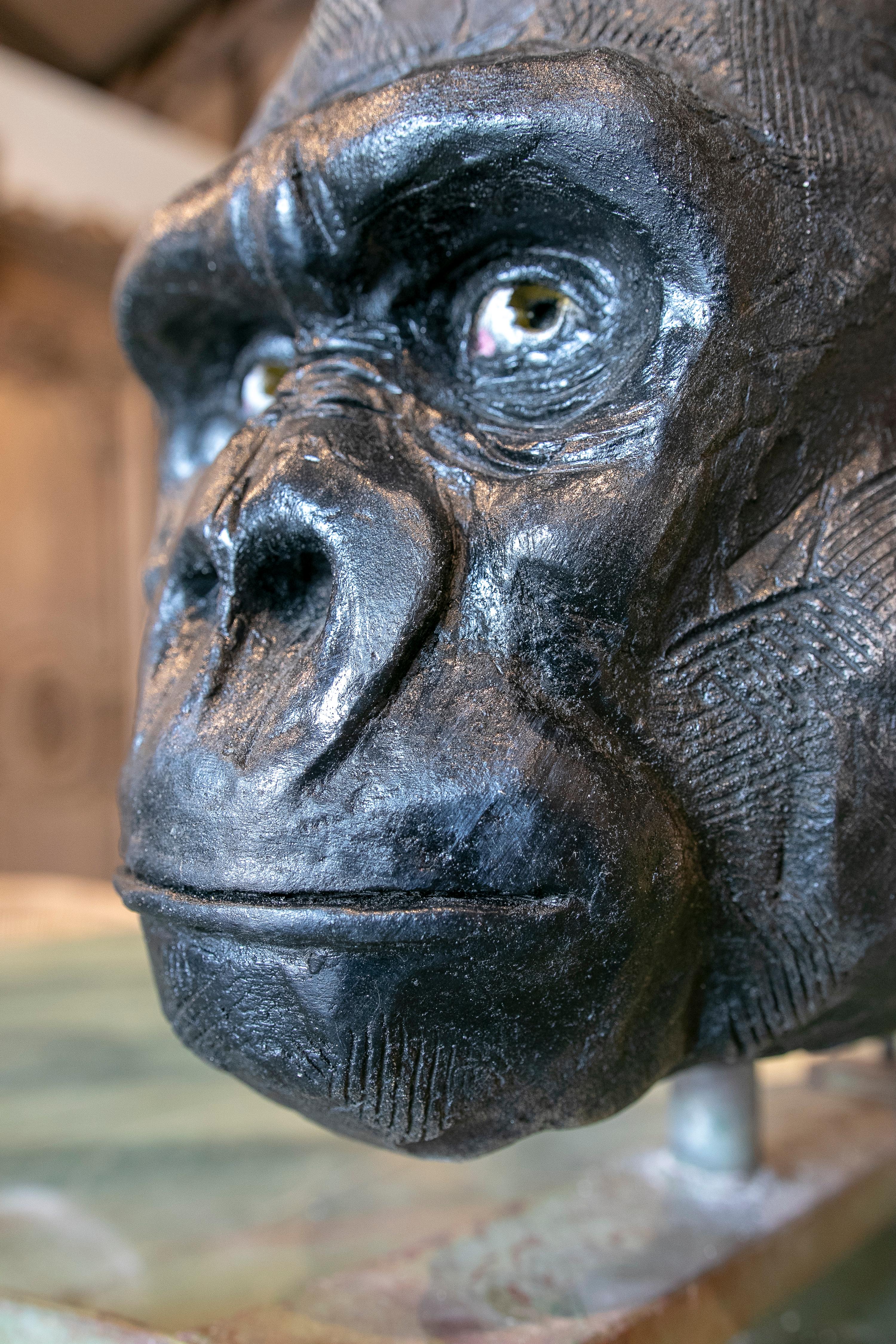 1990er Jahre Signierte handbemalte Gorillakopf-Skulptur aus Keramik im Angebot 5