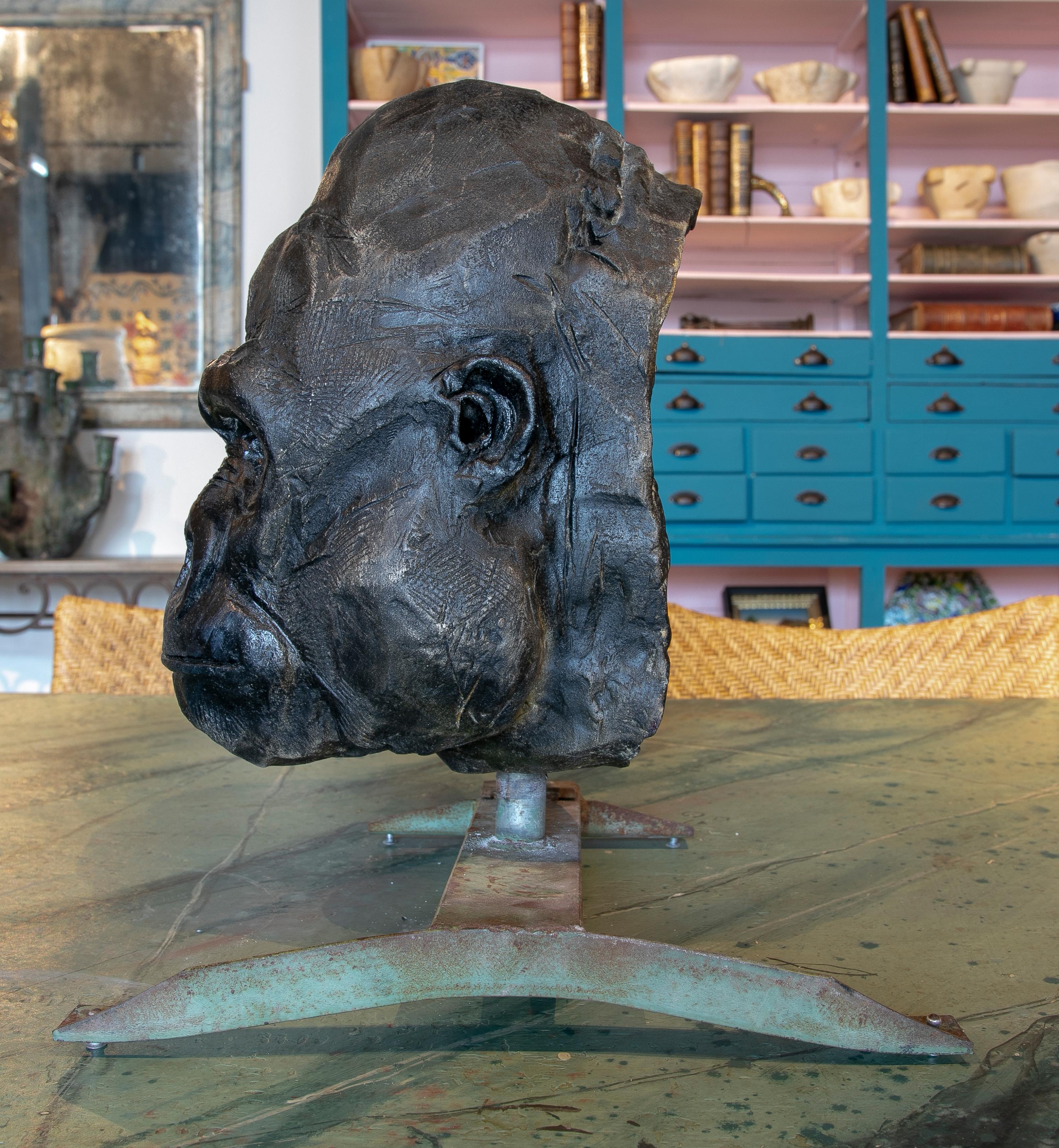 1990er Jahre Signierte handbemalte Gorillakopf-Skulptur aus Keramik (Spanisch) im Angebot