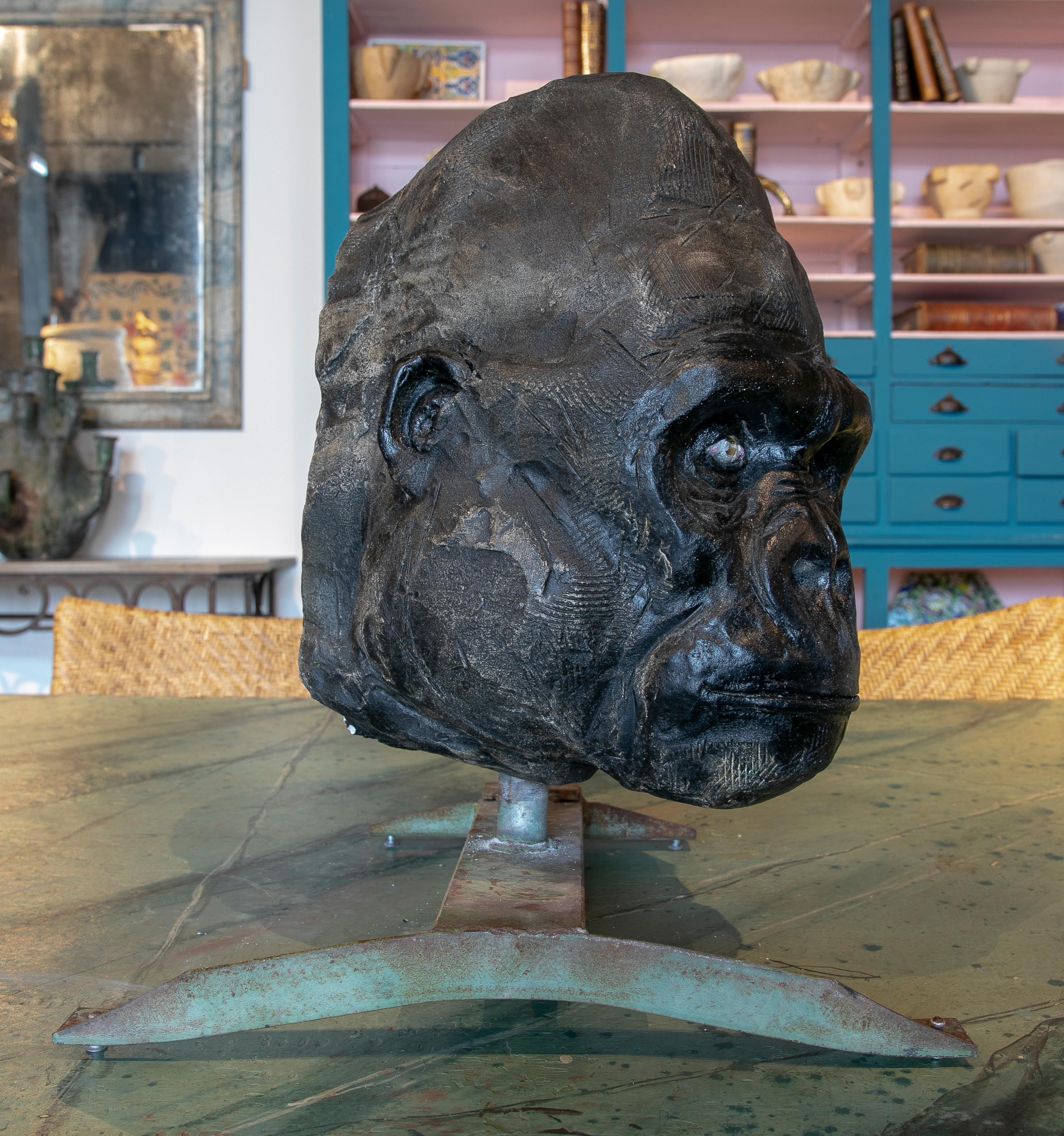 1990er Jahre Signierte handbemalte Gorillakopf-Skulptur aus Keramik im Angebot 1