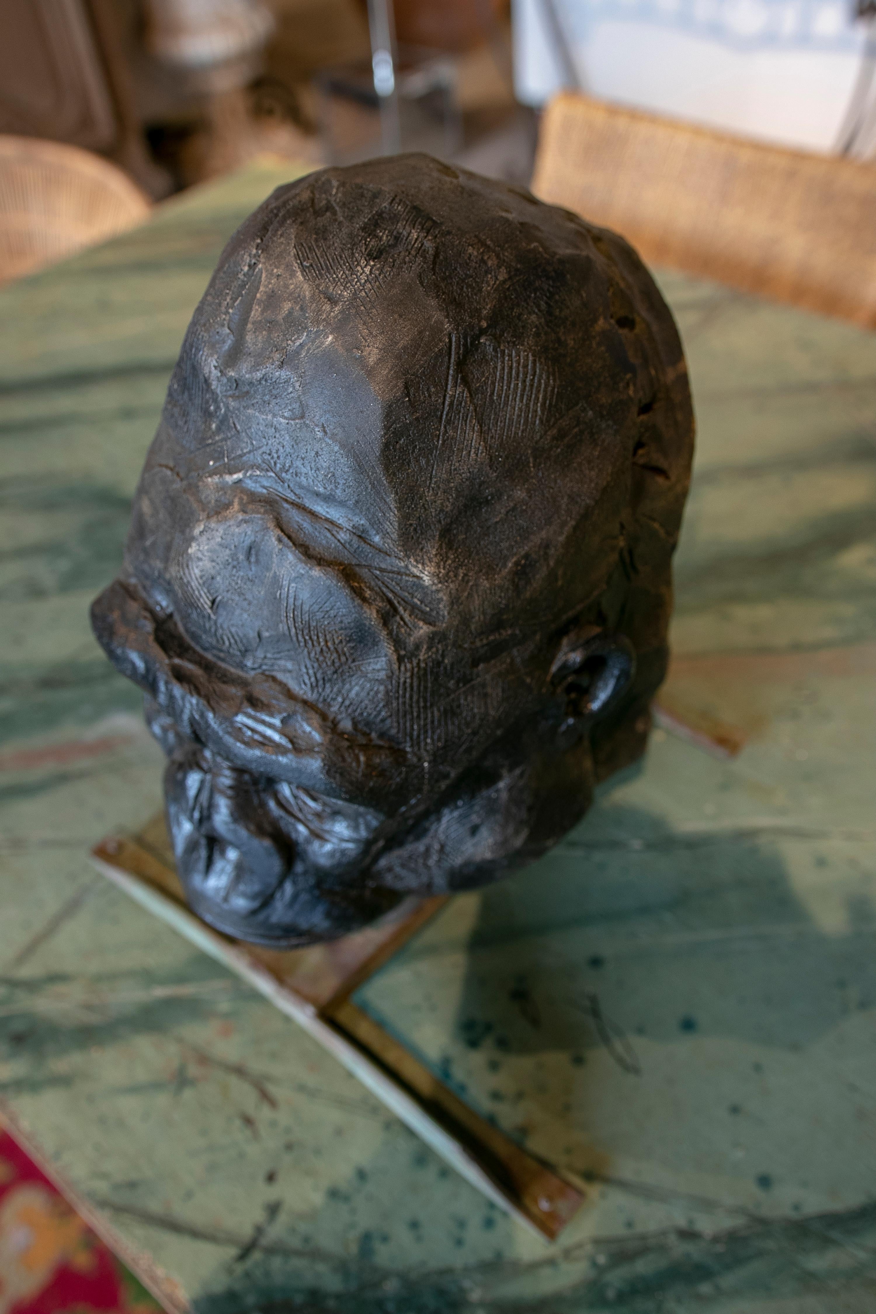 1990er Jahre Signierte handbemalte Gorillakopf-Skulptur aus Keramik im Angebot 3