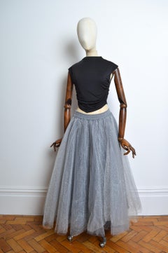 Maxi gonna a rete in tulle di Jeff Galliano degli anni '90, grigio argento, con dichiarazione di intenti.