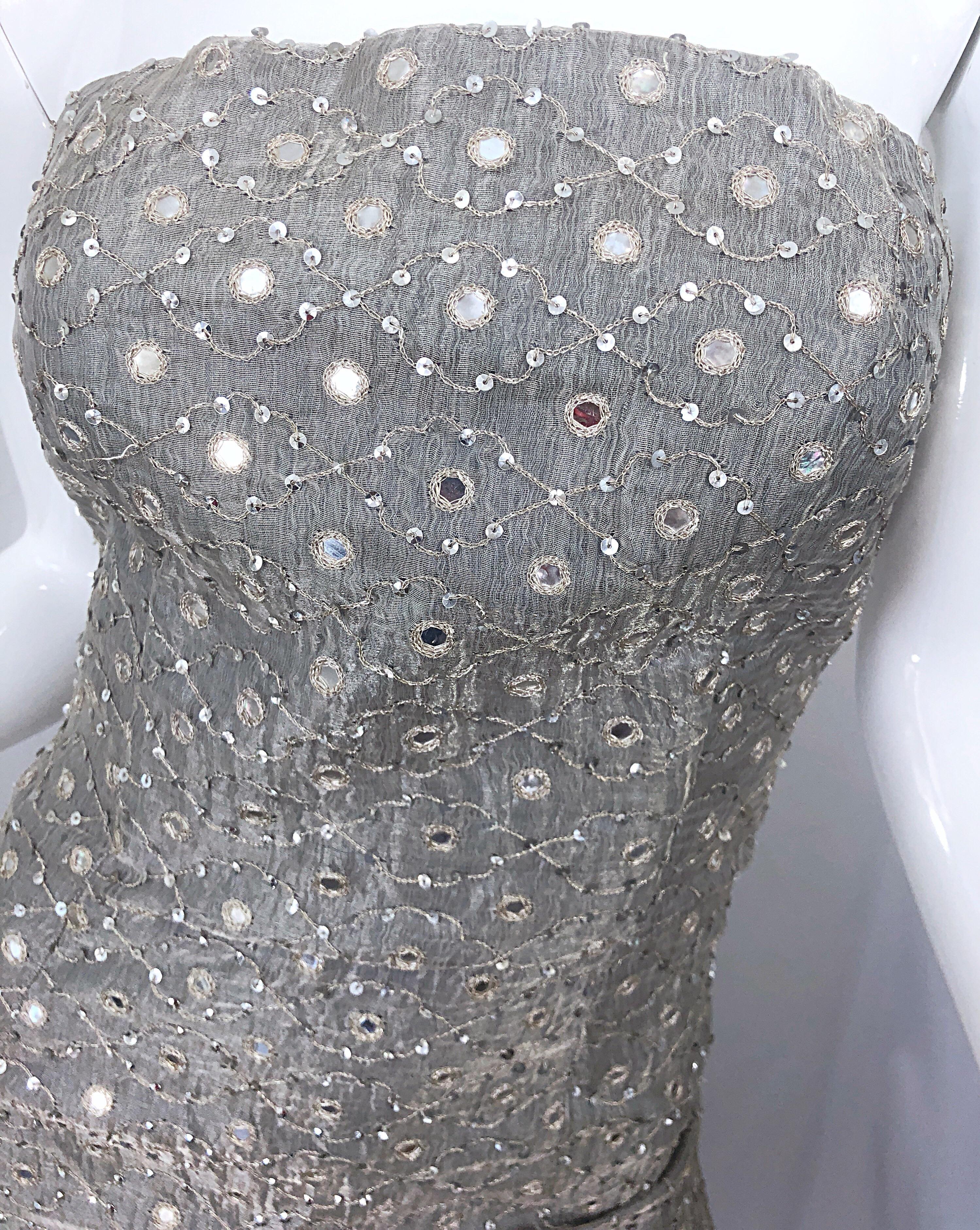 1990er Silber Grau verspiegelte Pailletten Größe 6 trägerlos Seide Vintage Kleid im Zustand „Hervorragend“ im Angebot in San Diego, CA