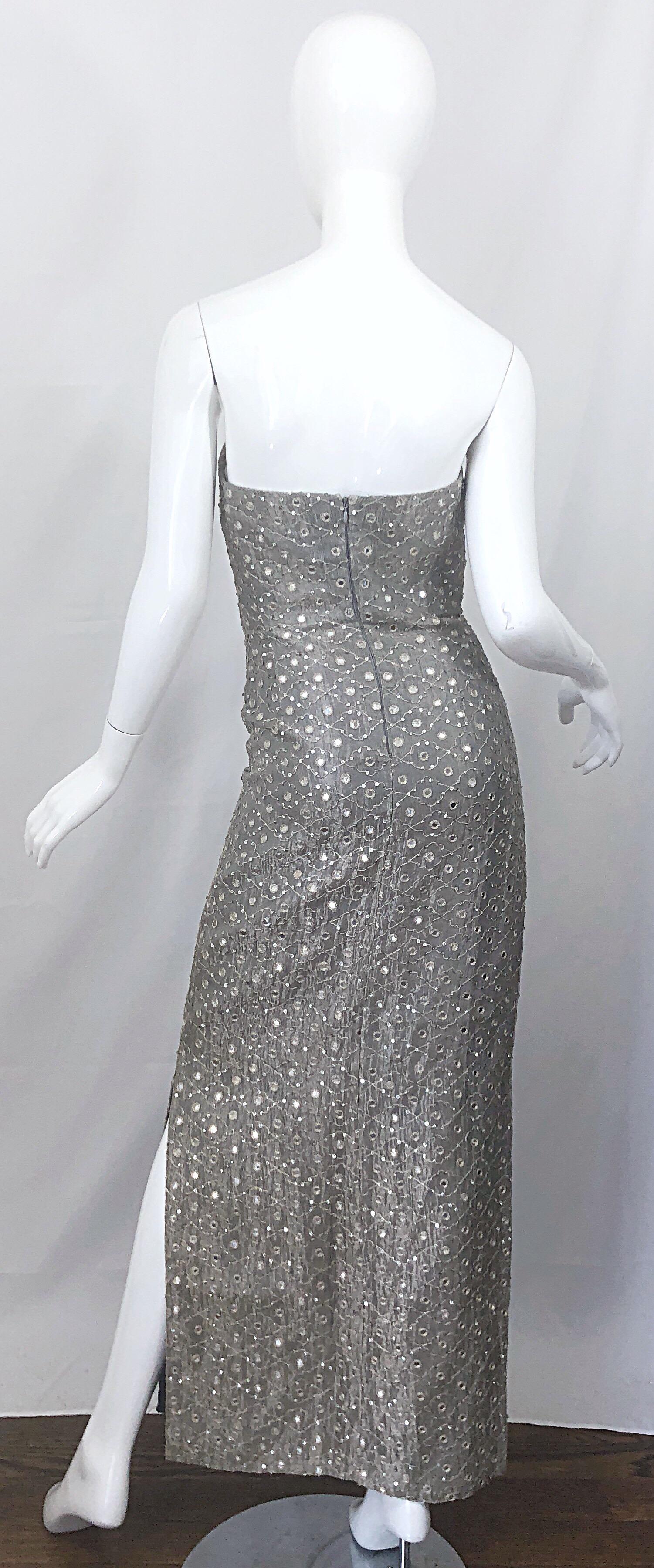 1990er Silber Grau verspiegelte Pailletten Größe 6 trägerlos Seide Vintage Kleid Damen im Angebot