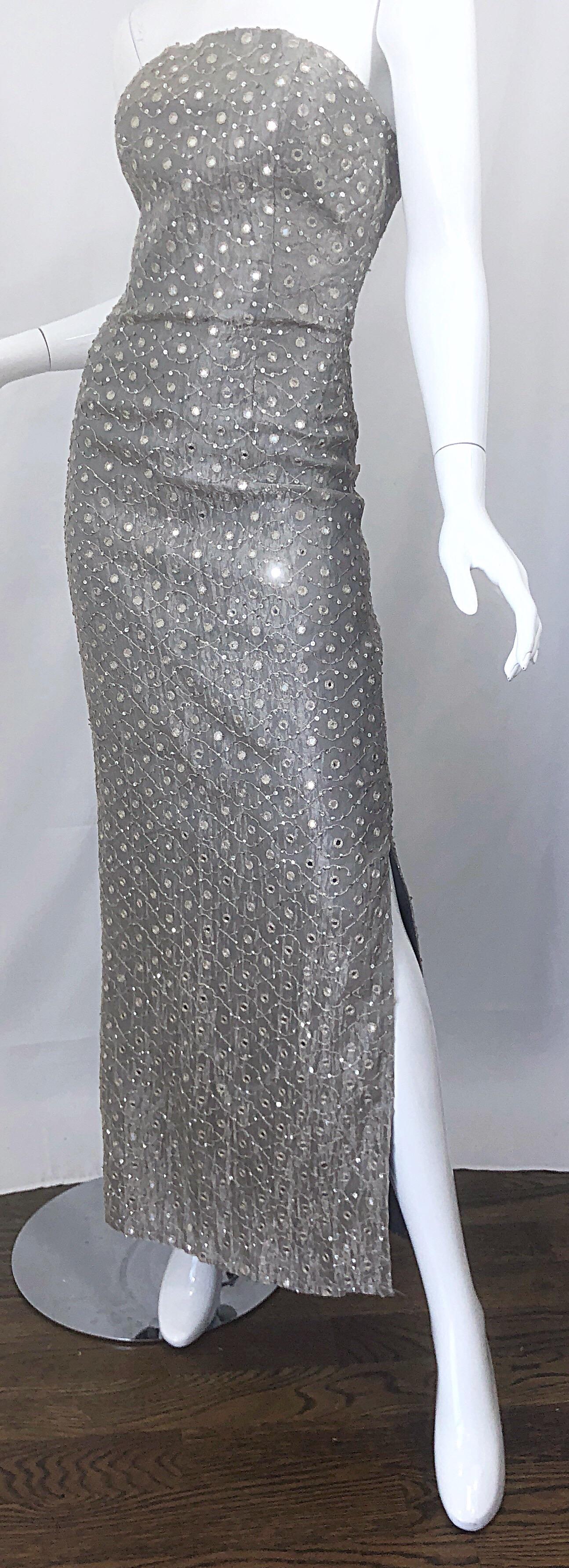 1990er Silber Grau verspiegelte Pailletten Größe 6 trägerlos Seide Vintage Kleid im Angebot 1