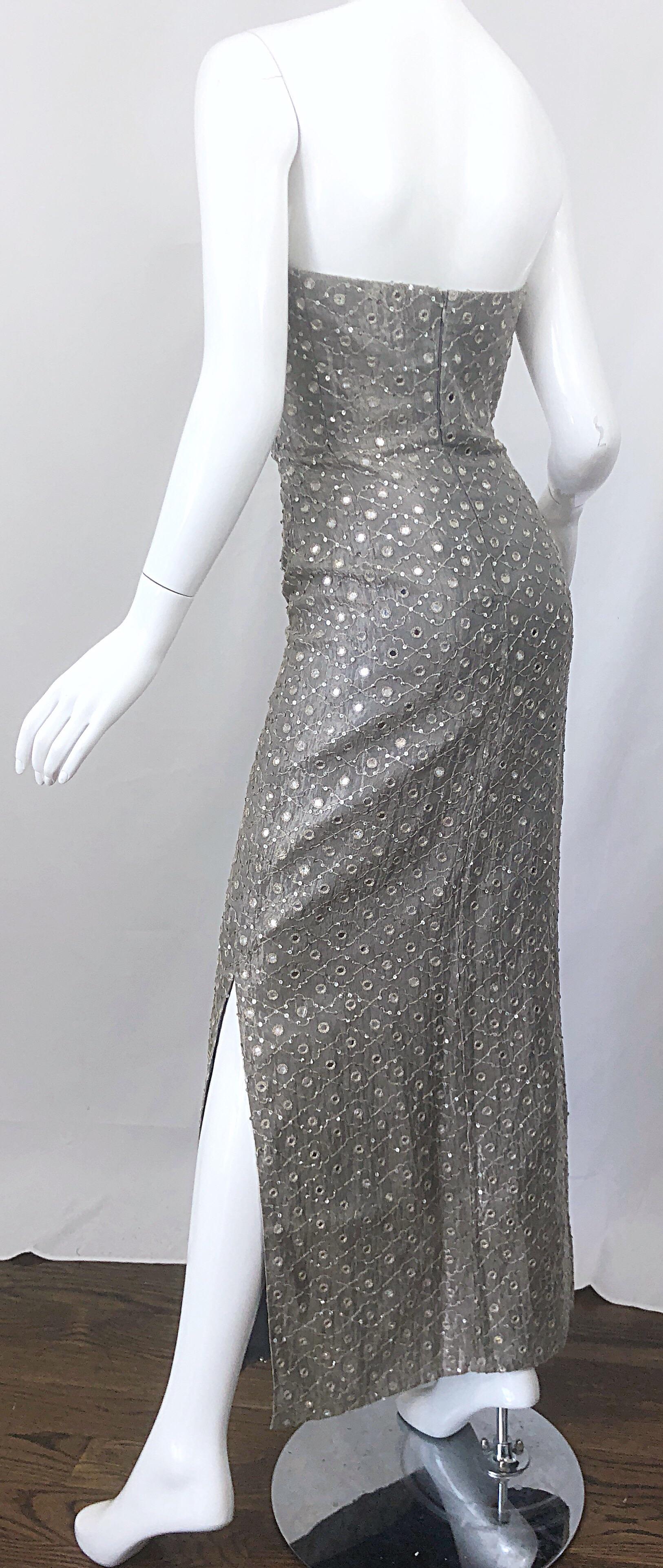 1990er Silber Grau verspiegelte Pailletten Größe 6 trägerlos Seide Vintage Kleid im Angebot 3