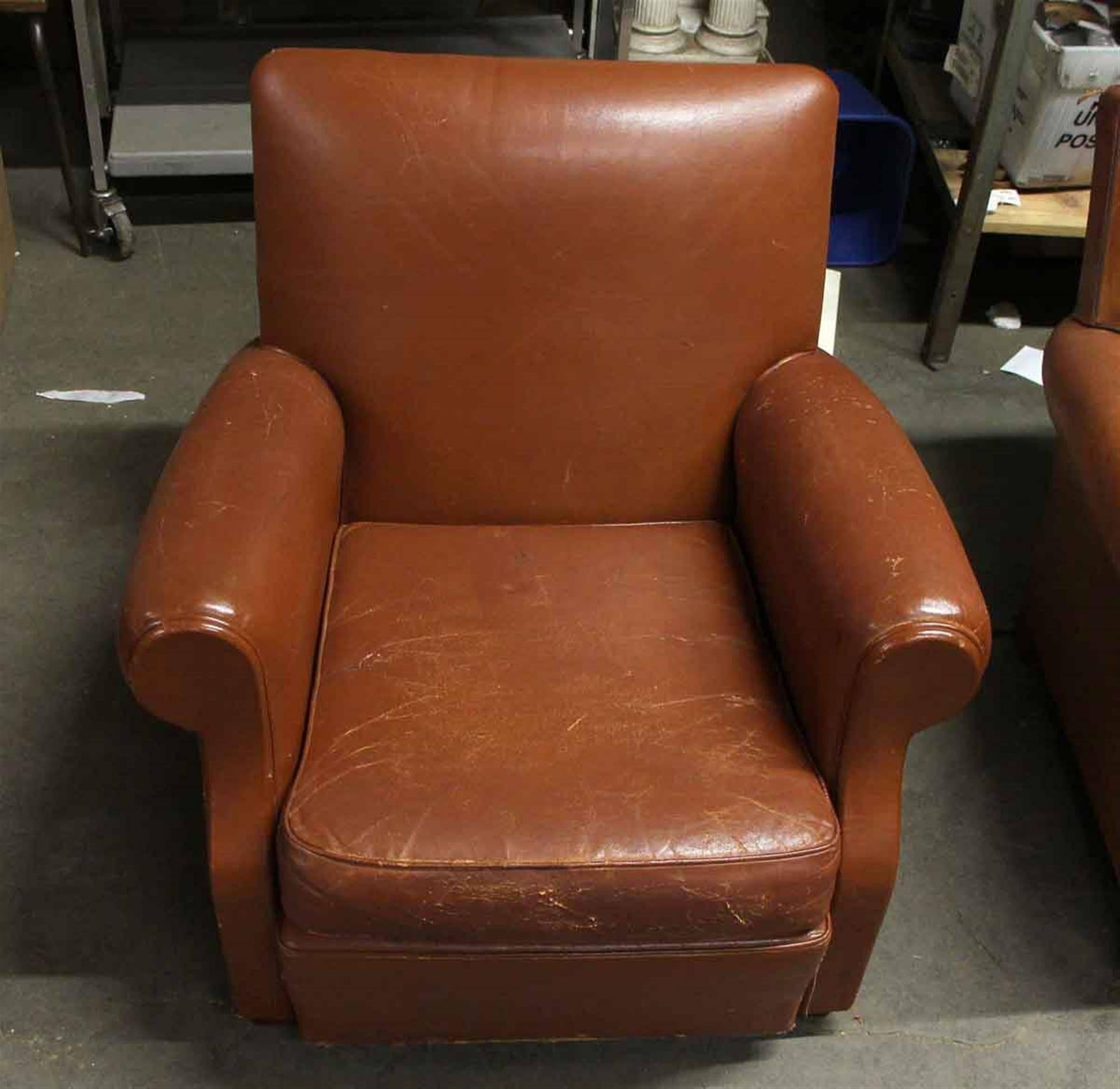1990s Single French Leather Club Chair with a Studded Back and Wooden Feet In Good Condition In New York, NY