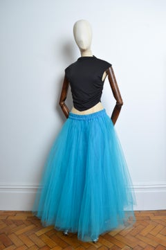 Maxi gonna a strati in rete di tulle blu cielo degli anni '90 di Jeff Gallano