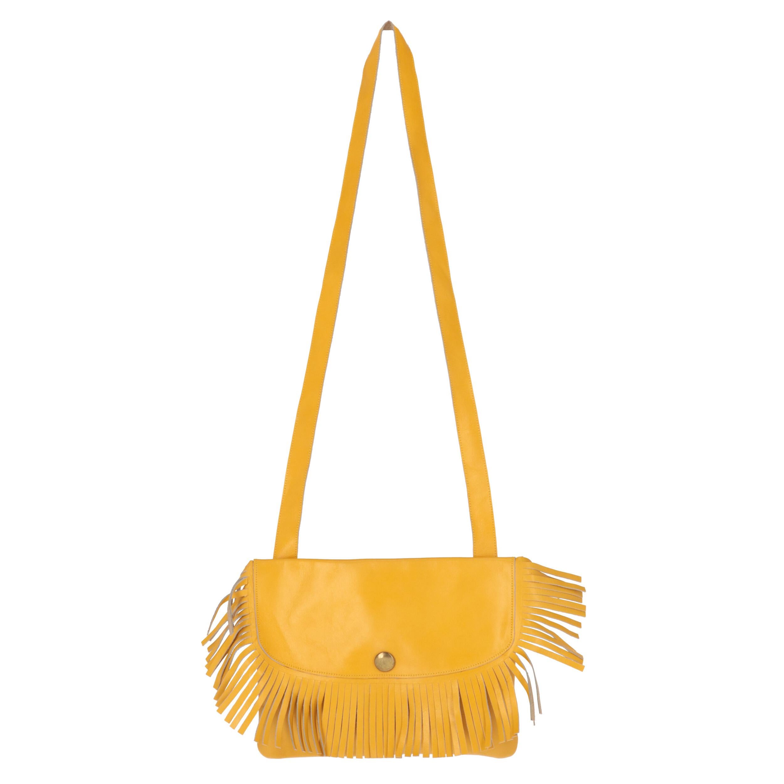Sonia Rykiel yellow leather shoulder bag, flap with fringes and snap button.

The product has some marks on the leather, as shown in the pictures.
Years: 90s

Made in Italy

Flat measurements

Height: 20 cm
Width: 25 cm
Depth: 1 cm
Shoulder strap