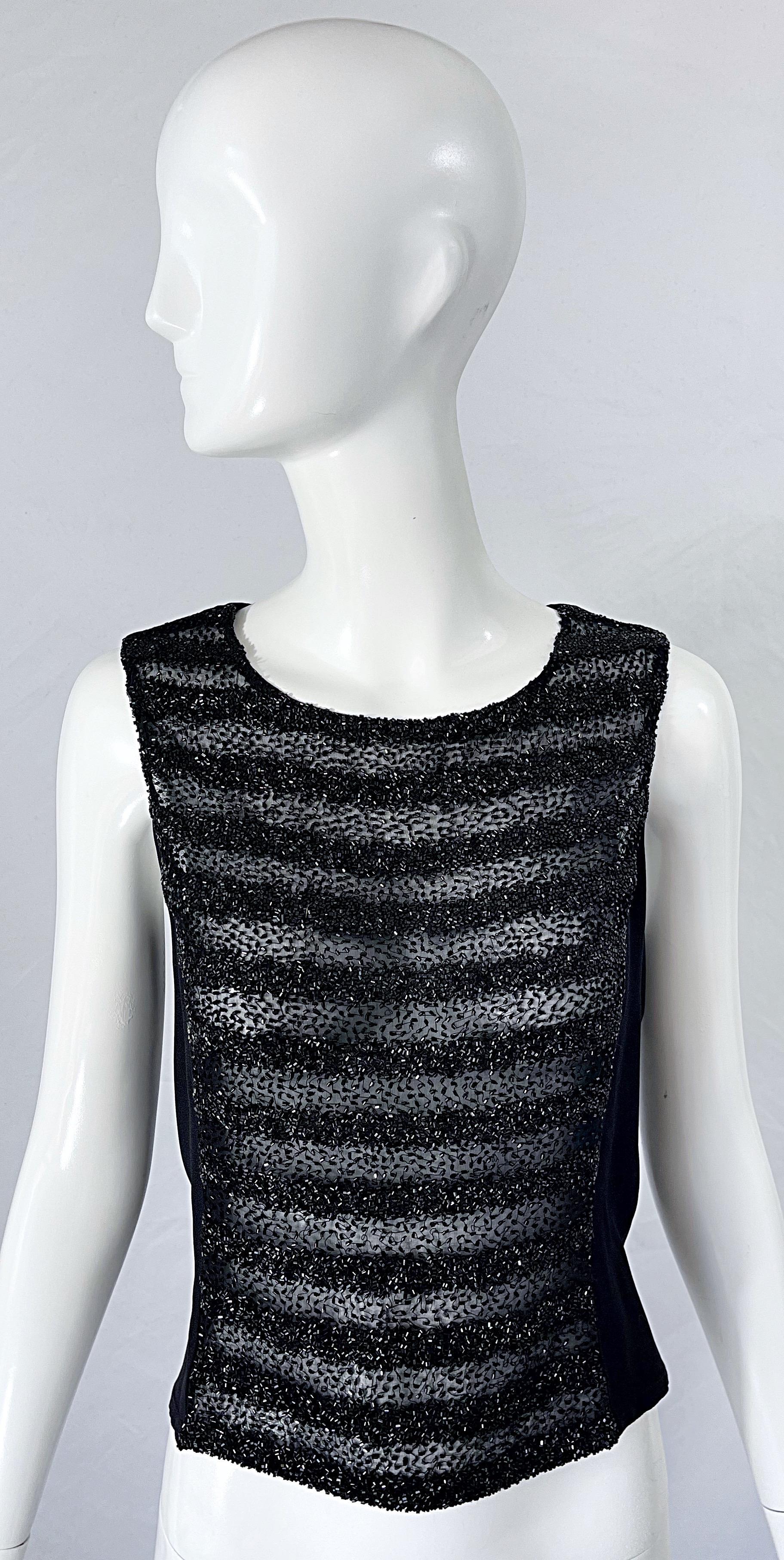 Magnifique chemise semi-transparente SONIA RYKIEL en perles noires du début des années 90 ! Des milliers de perles noires cousues à la main sur le devant du haut. Boutons dans le dos. Peut facilement être habillé ou non. Idéal avec un jean, un