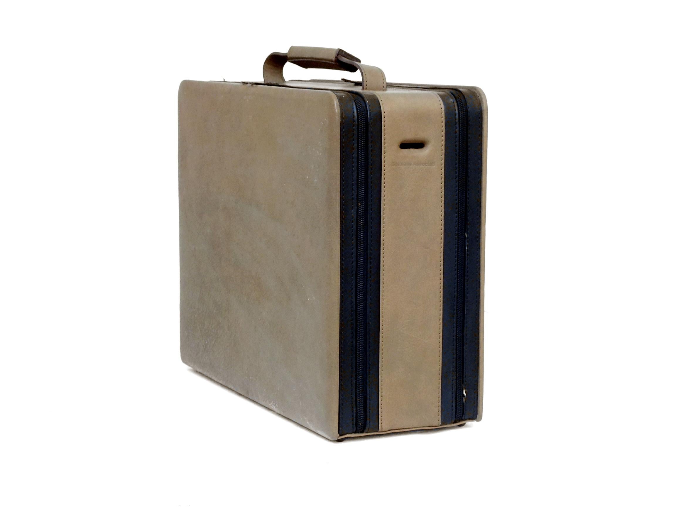 Sottsass Ettore design years 1990 for BNL Italy bank, bag-case pilot lawyers travelware

 limited edition of 950 exemplary in the world, with original declaration visible in photo's.

 the bag is in leather 