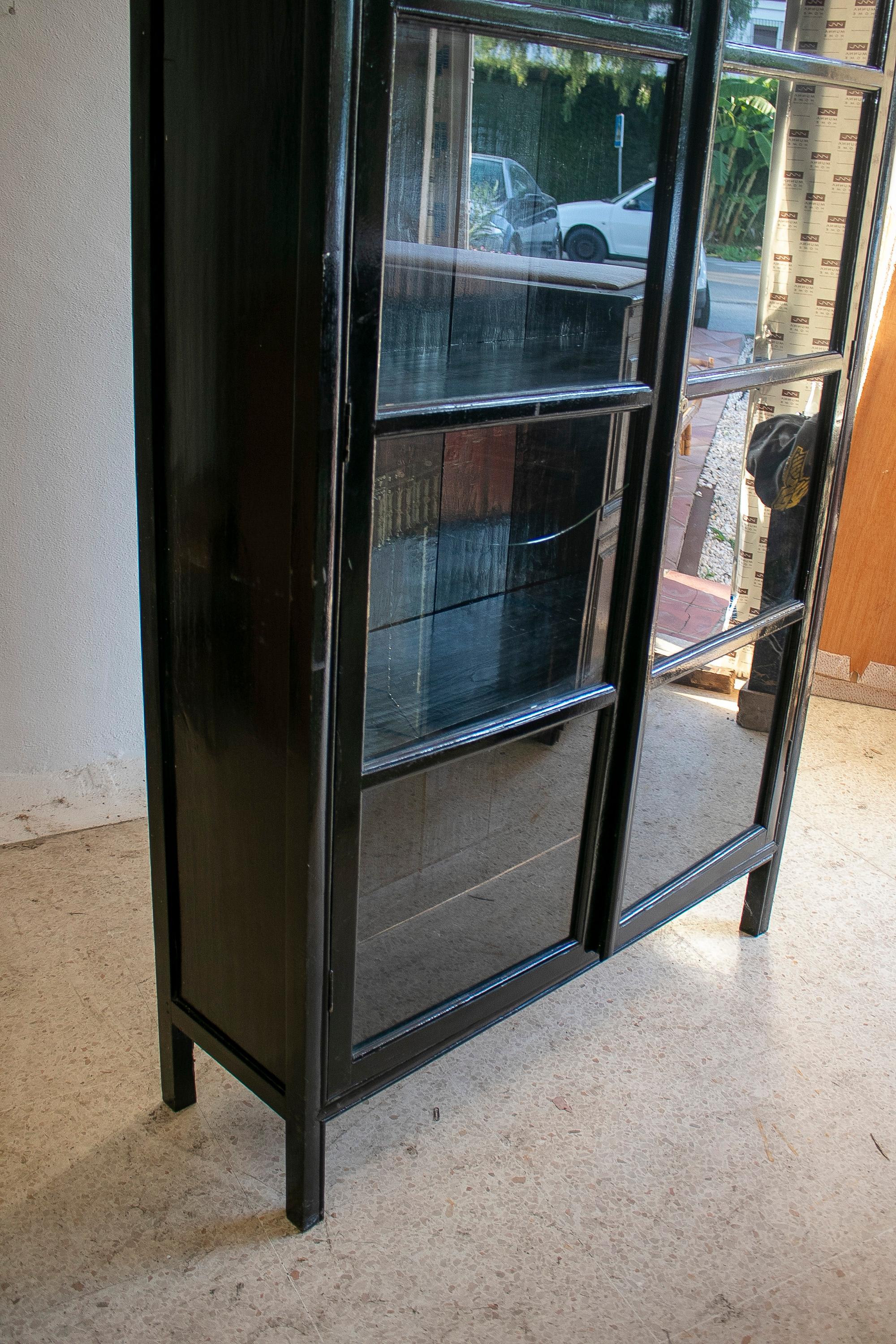 1990s Spanish 4-Shelf Black Lacquered Wooden Glass Cabinet For Sale 7