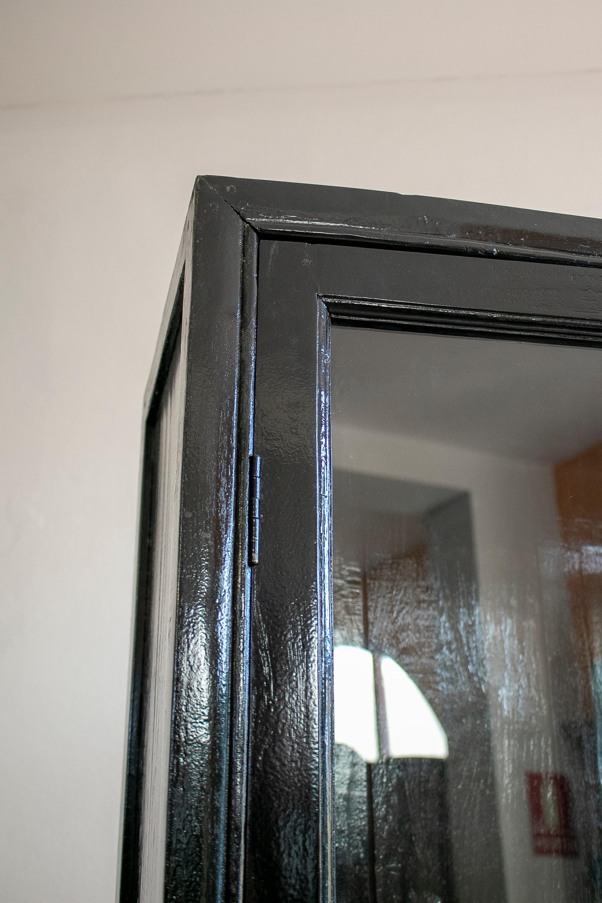 1990s Spanish 4-Shelf Black Lacquered Wooden Glass Cabinet For Sale 8