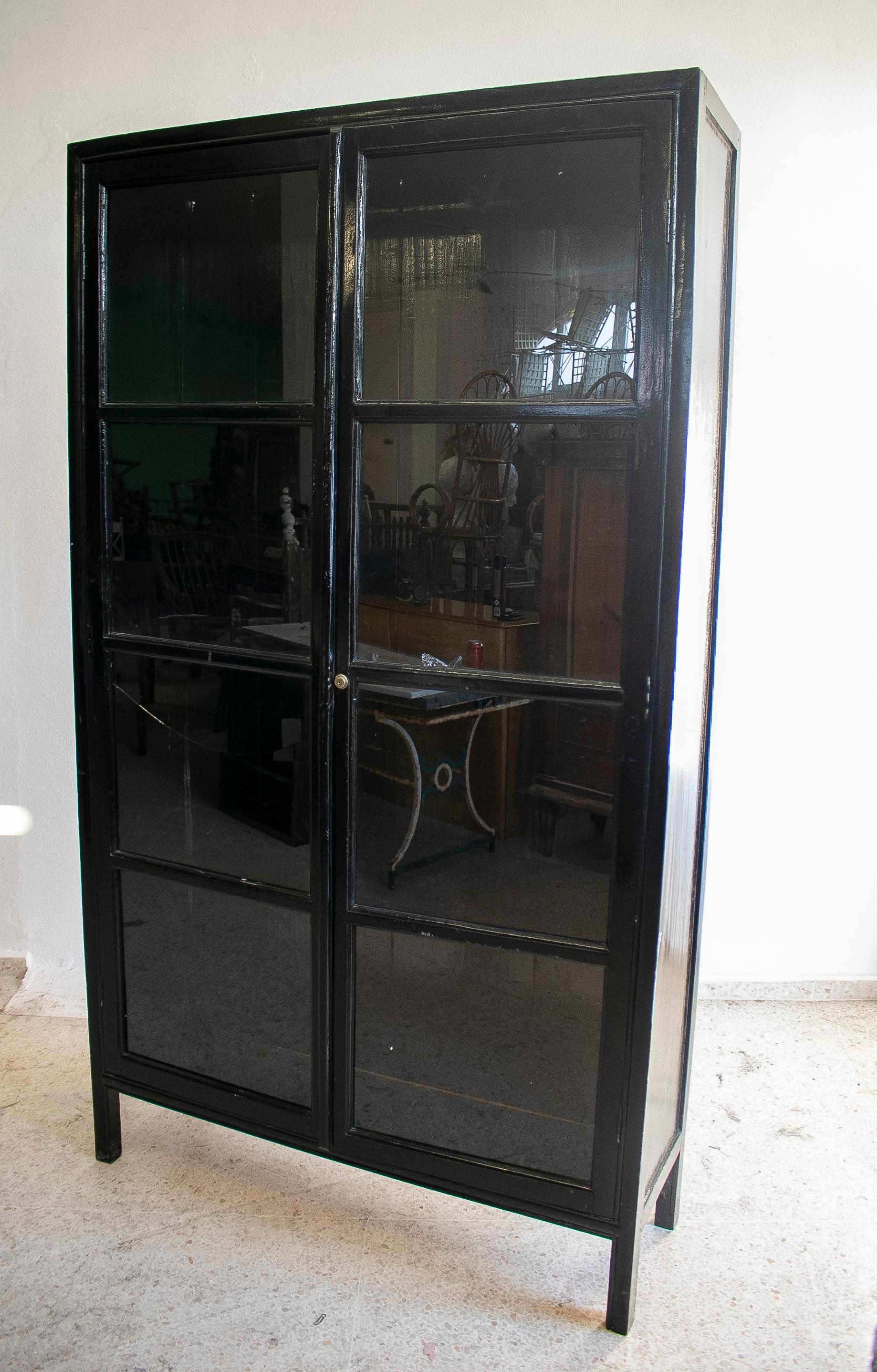 European 1990s Spanish 4-Shelf Black Lacquered Wooden Glass Cabinet For Sale