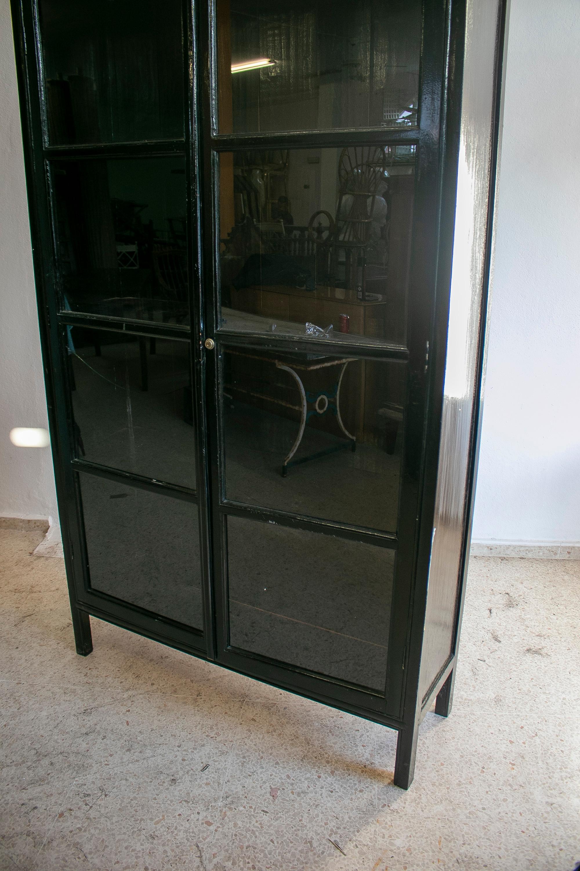 1990s Spanish 4-Shelf Black Lacquered Wooden Glass Cabinet For Sale 4