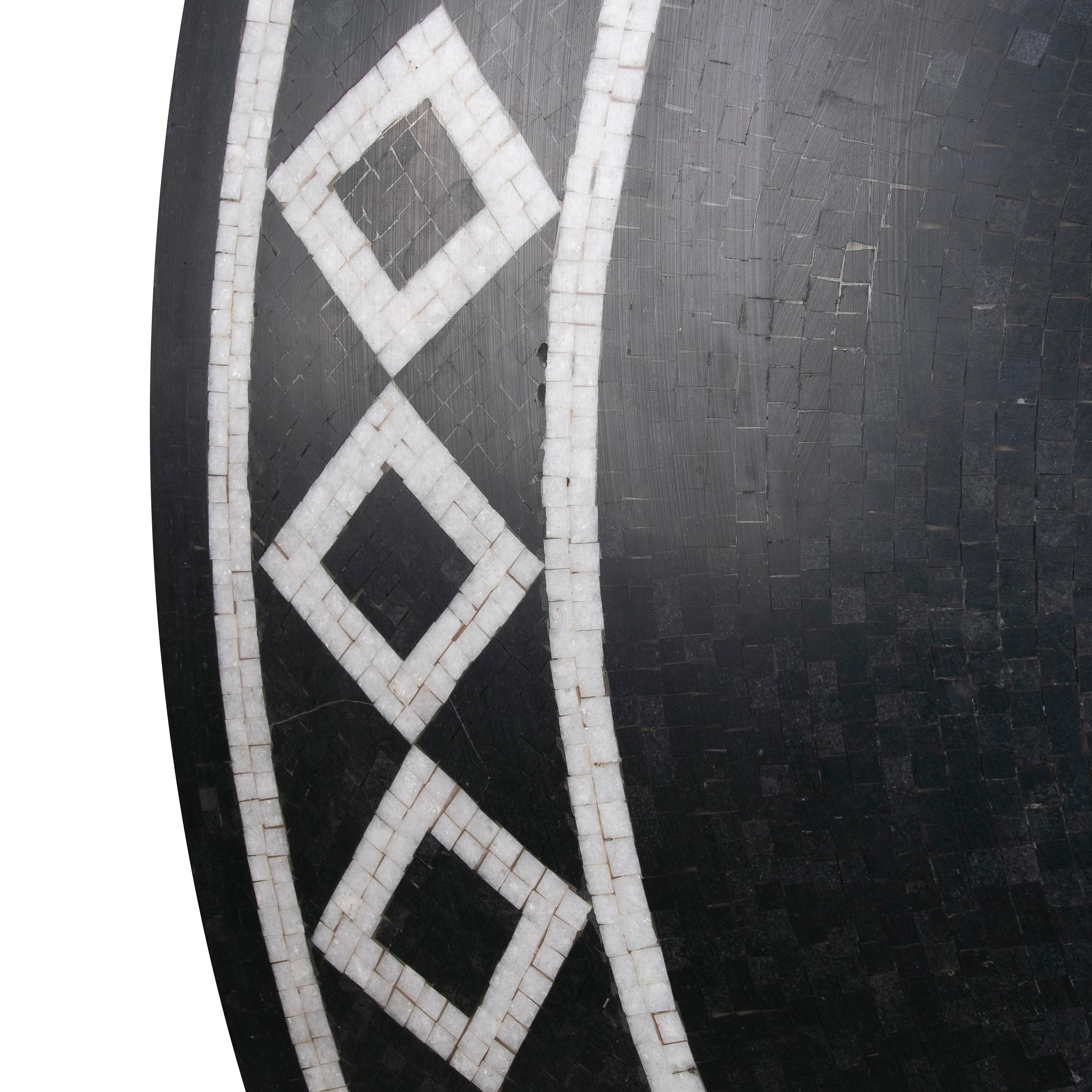 1990s Spanish Classical Roman Mosaic Round Black & White Marble Table Top (Spanisch) im Angebot