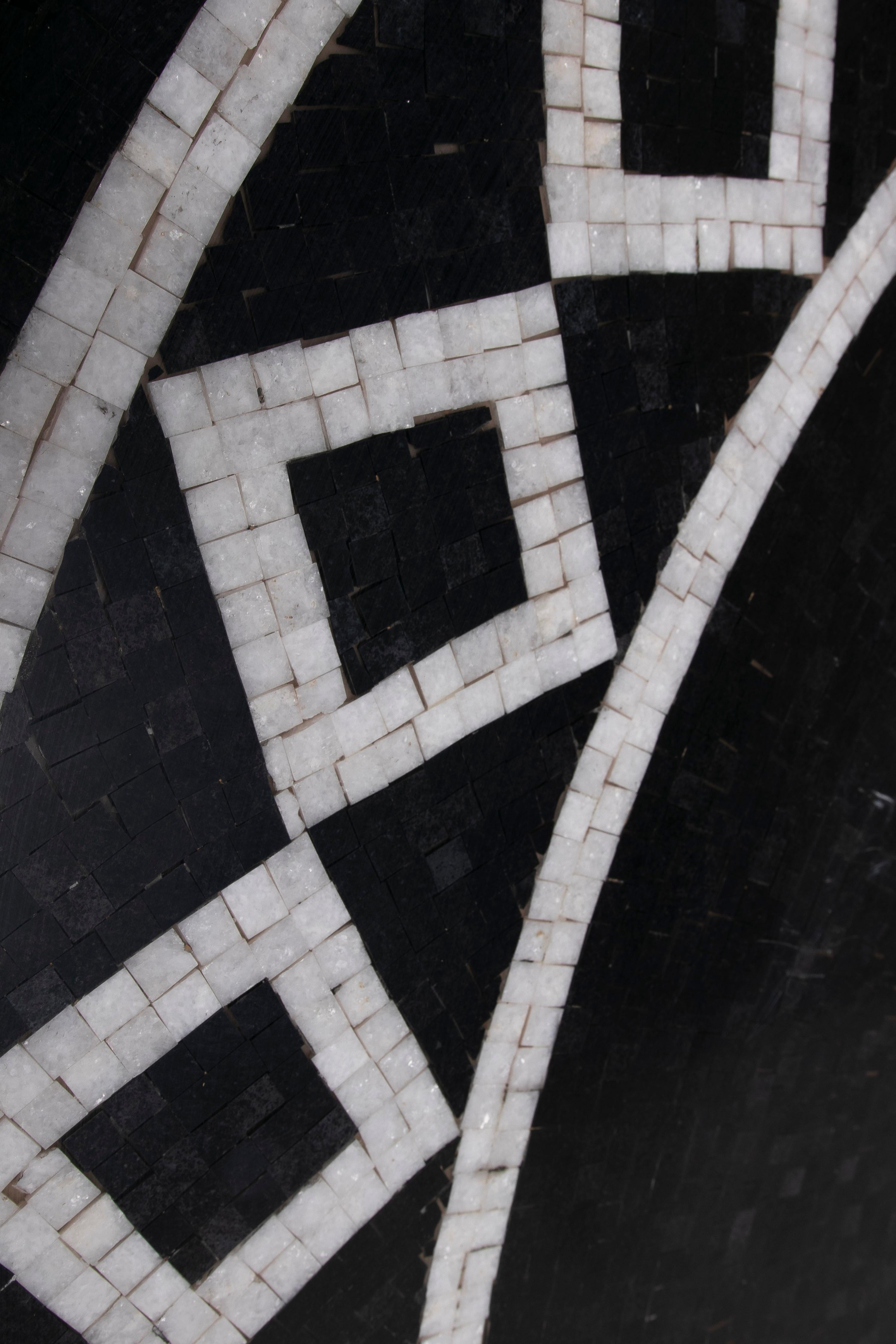 1990s Spanish Classical Roman Mosaic Round Black & White Marble Table Top im Angebot 1
