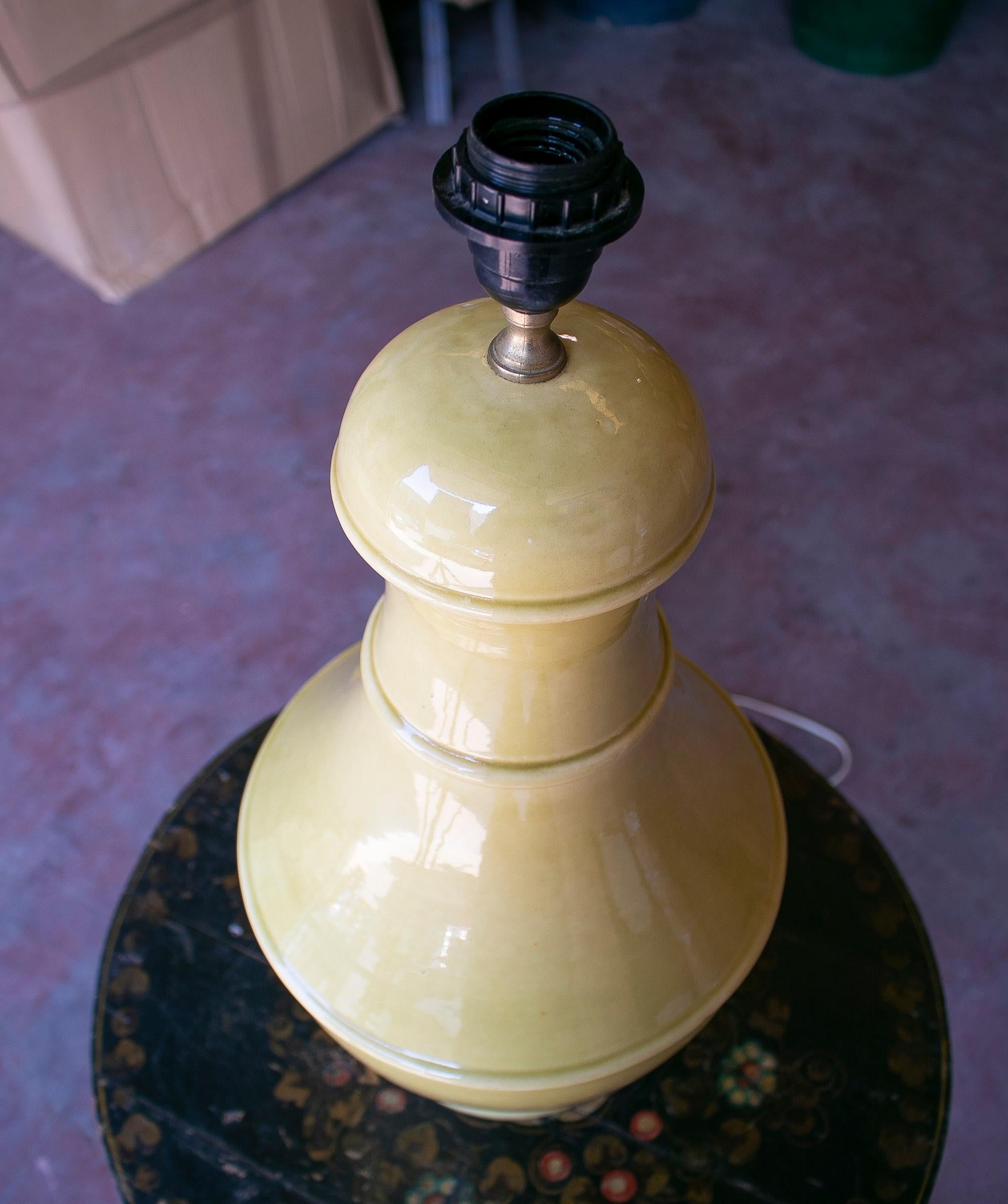 1990s Spanish Glazed Terracotta Ceramic Yellow Table Lamp In Good Condition In Marbella, ES