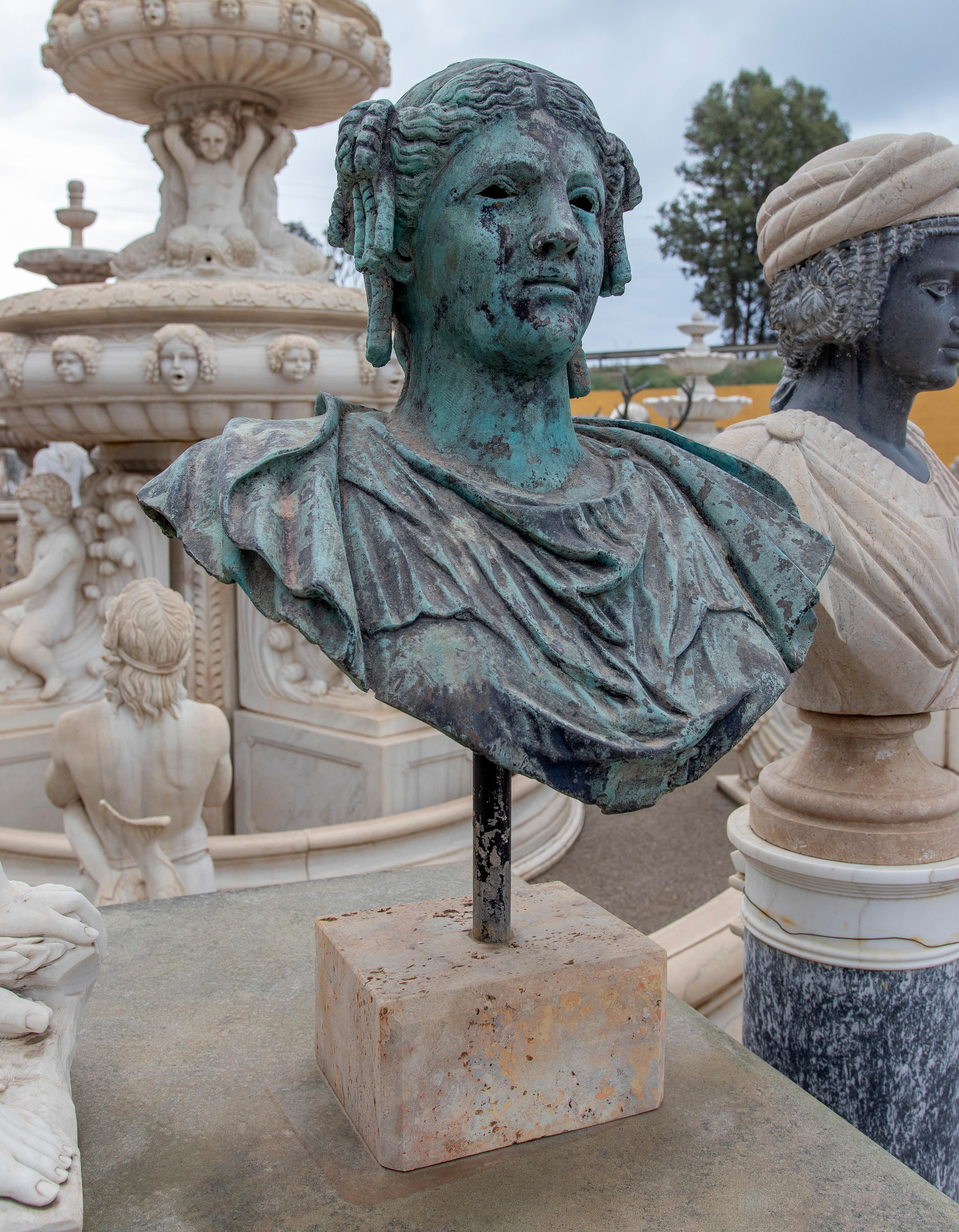 1990er Jahre Spanisch Hand geschnitzt klassischen griechischen Frau Bronzebüste mit Travertin Basis. 

Bronze ist ideal für die Garde, wo die natürliche Bronzepatina zum Tragen kommt, wie auf den Fotos zu sehen ist.