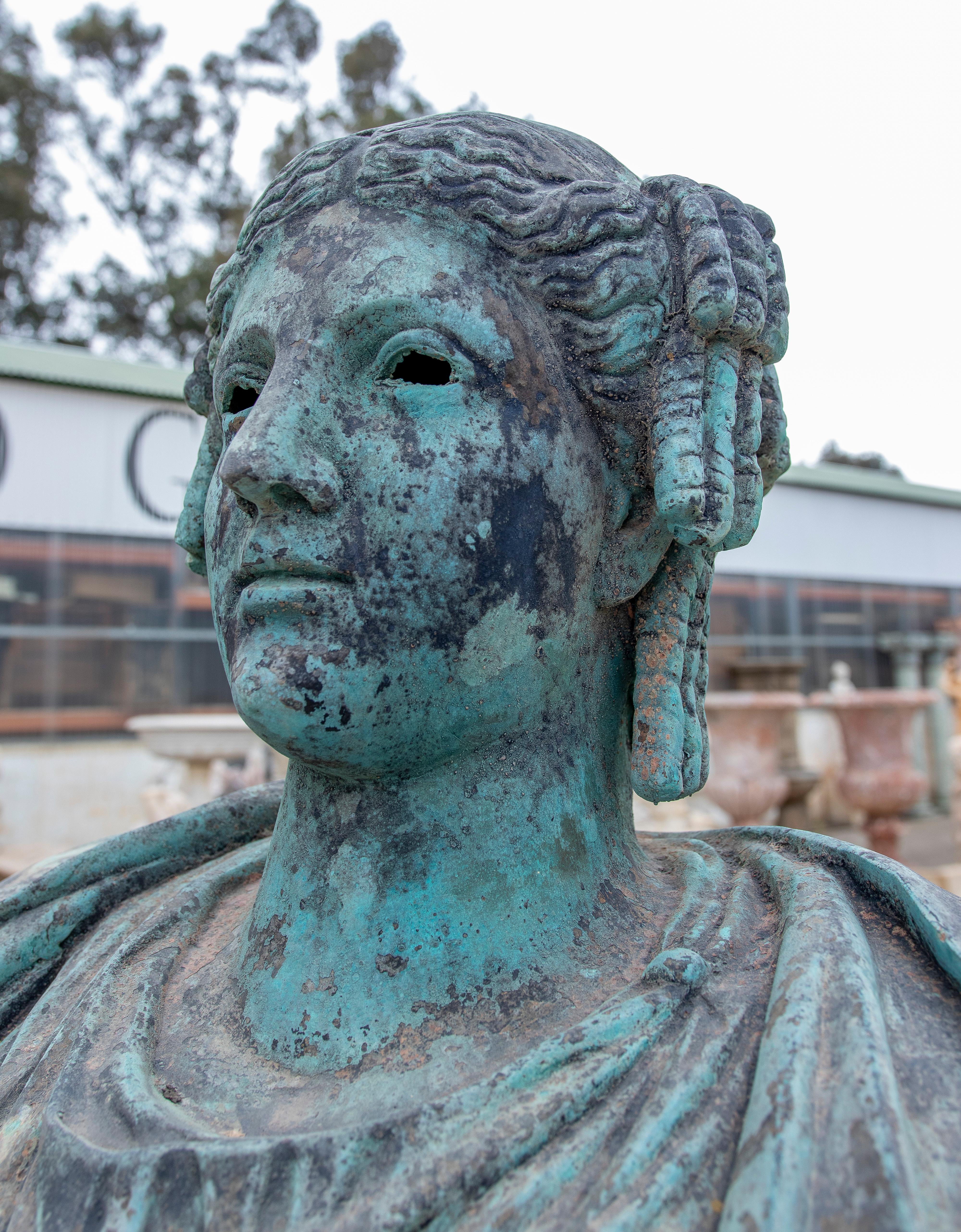 1990er Jahre spanische handgeschnitzte klassische griechische Frauenbüste aus Bronze mit Travertinsockel im Zustand „Gut“ im Angebot in Marbella, ES