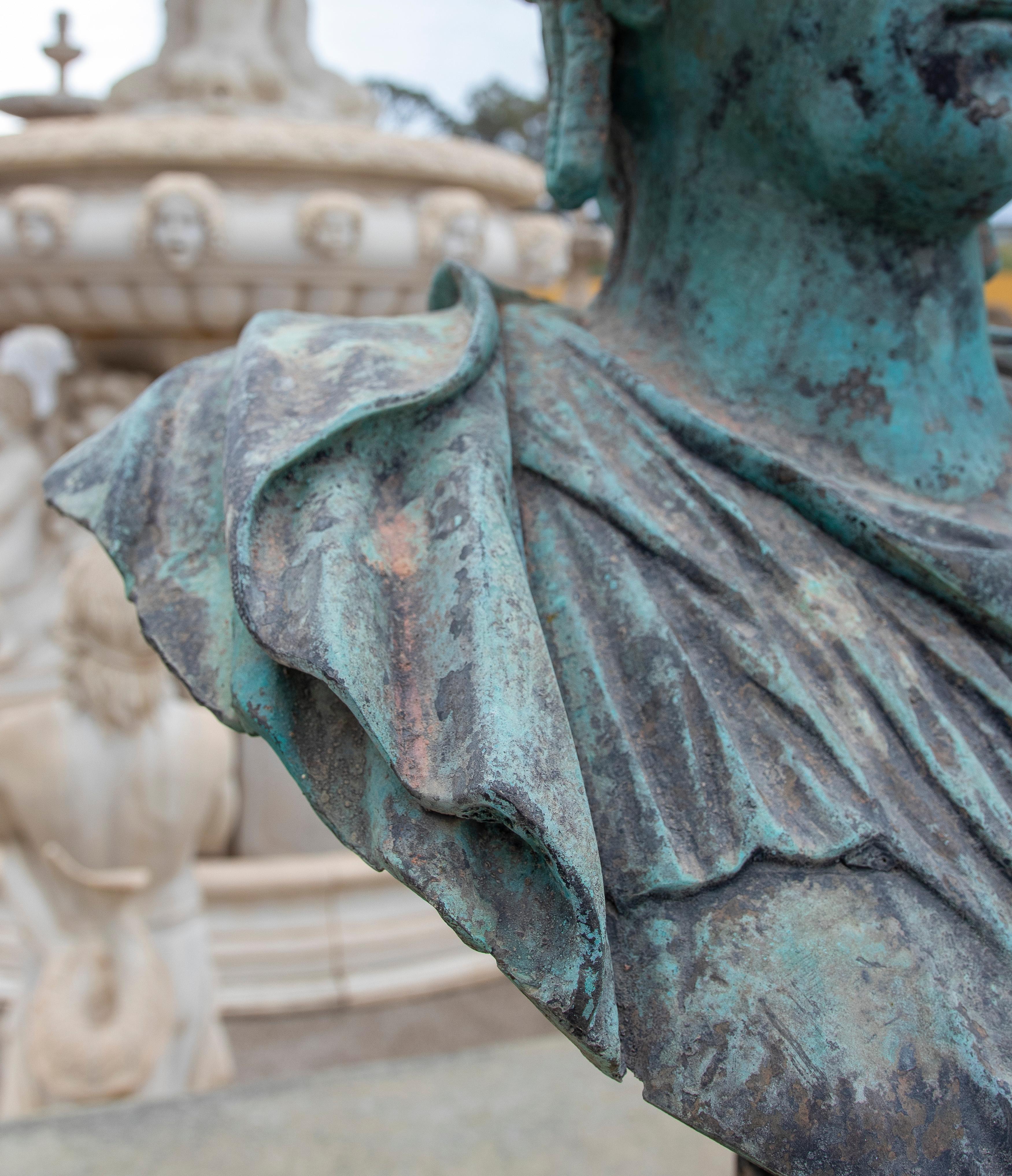 1990er Jahre spanische handgeschnitzte klassische griechische Frauenbüste aus Bronze mit Travertinsockel im Angebot 2