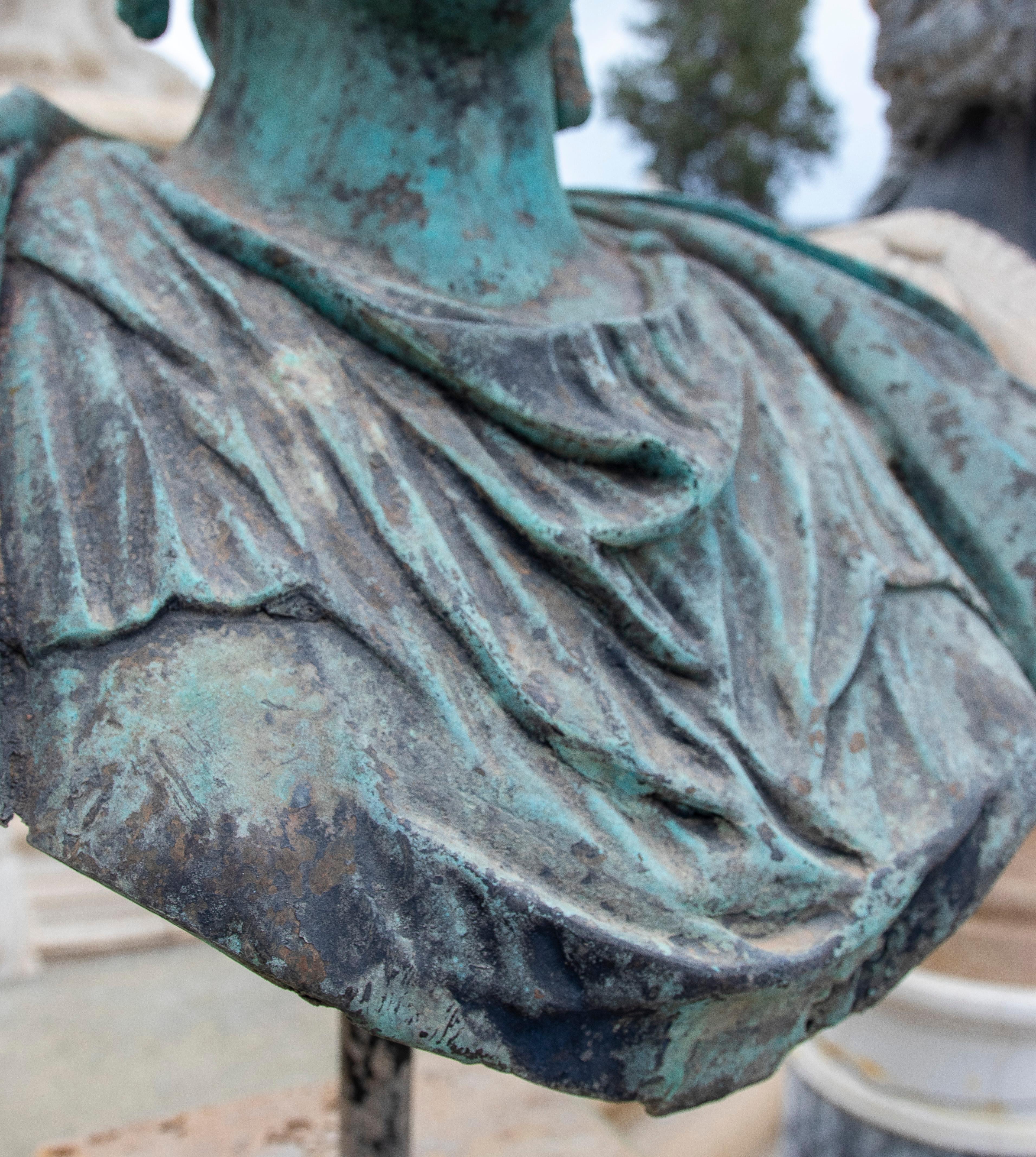 1990er Jahre spanische handgeschnitzte klassische griechische Frauenbüste aus Bronze mit Travertinsockel im Angebot 3