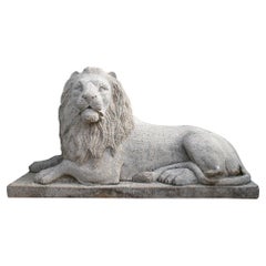 Spanische handgeschnitzte Skulptur eines liegenden Löwen aus grauem Sandstein aus den 1990er Jahren