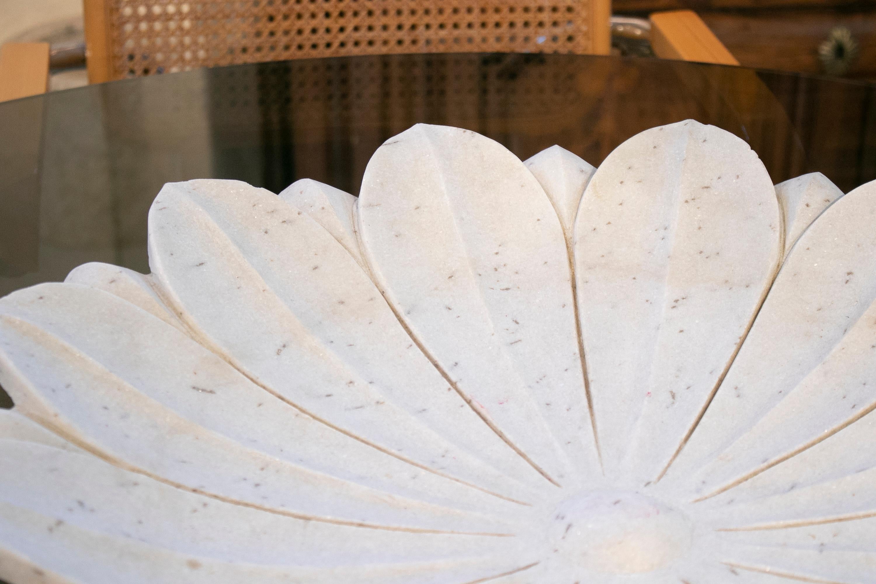 1990s Spanish Hand Carved Lotus Flower White Marble Floor Fountain In Good Condition In Marbella, ES