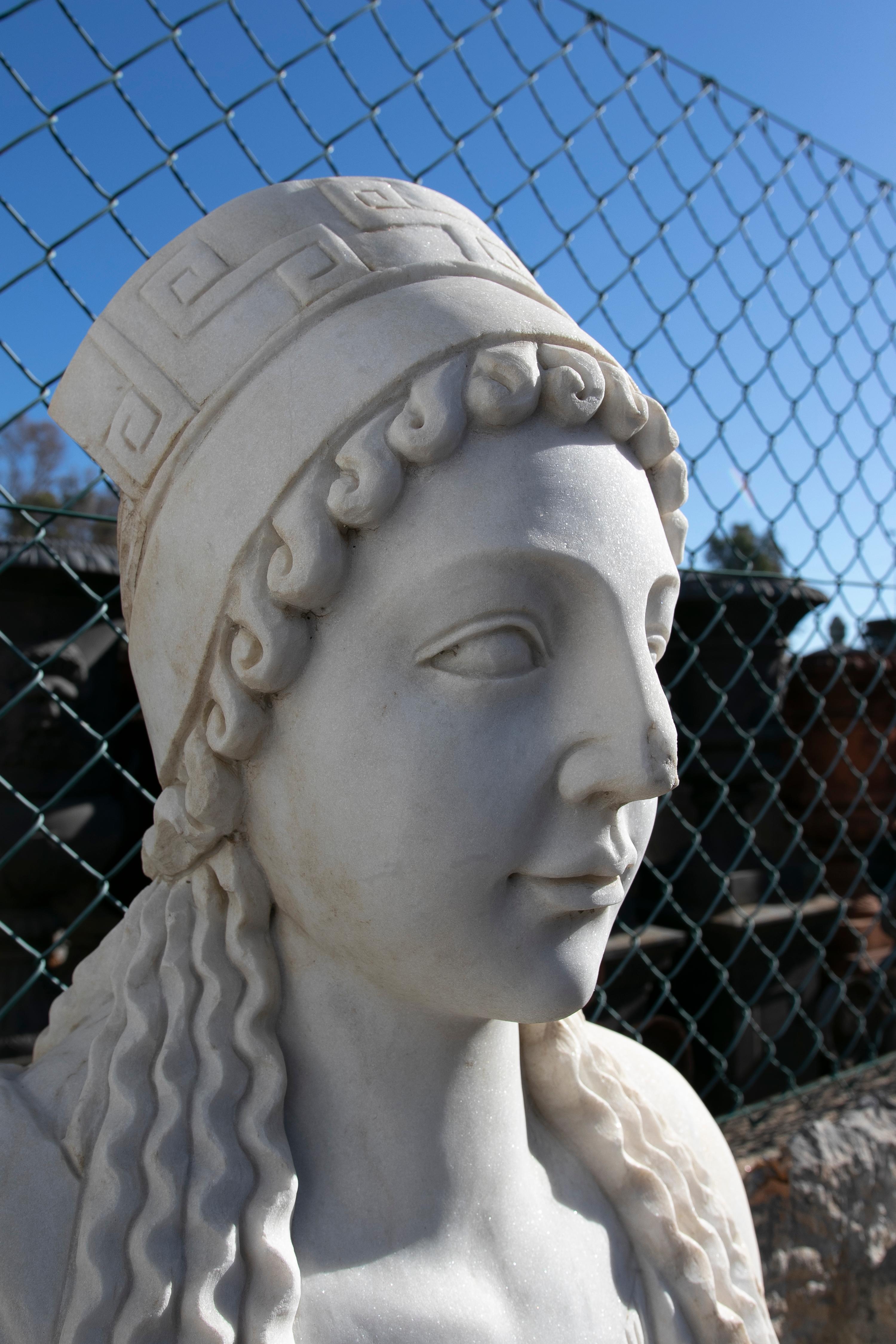 1990s Hand Carved White Marble Classical Greek Kore Female Sculpture In Good Condition For Sale In Marbella, ES