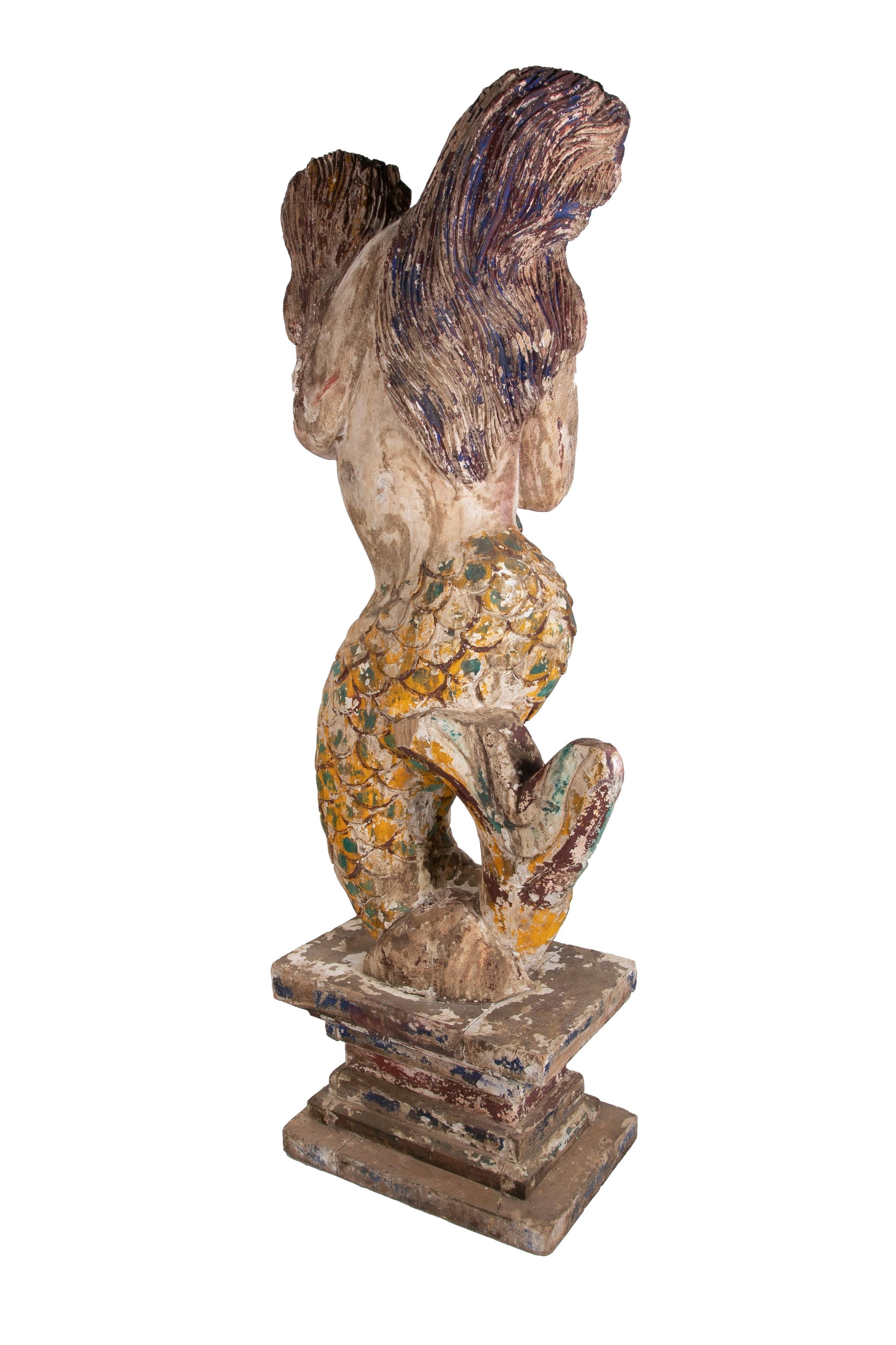 1990er Jahre Spanisch Hand geschnitzt Holz bemalt Meerjungfrau w / Junge Skulptur (20. Jahrhundert) im Angebot