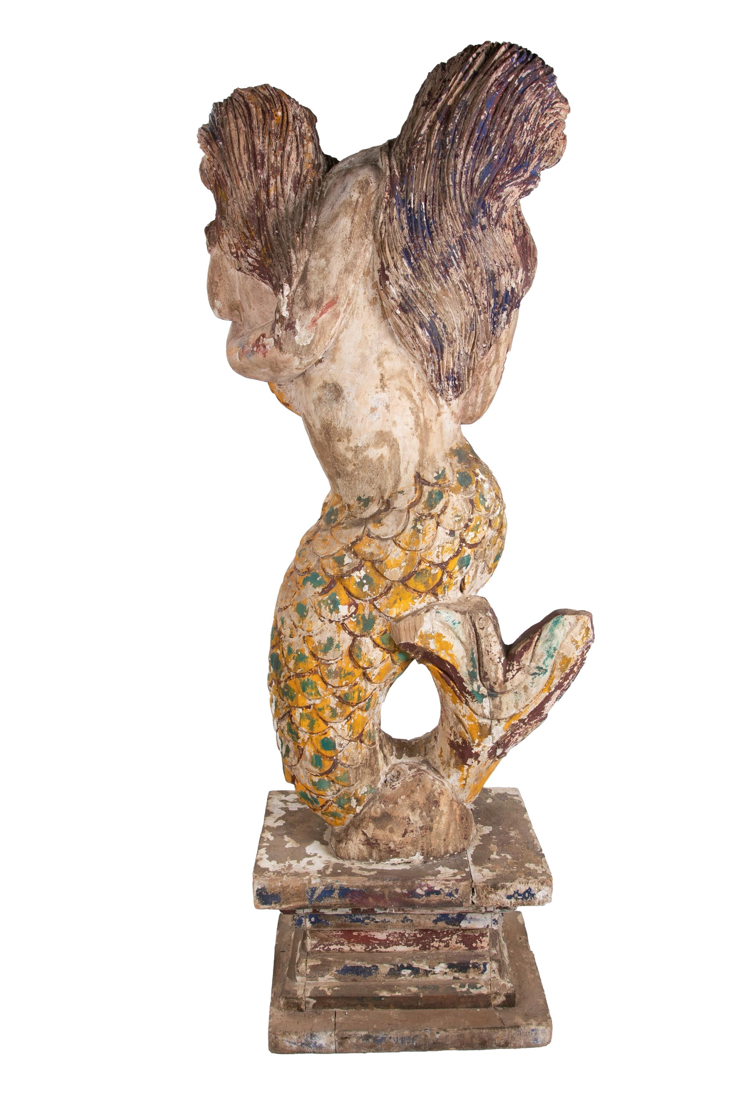 1990er Jahre Spanisch Hand geschnitzt Holz bemalt Meerjungfrau w / Junge Skulptur im Angebot 1