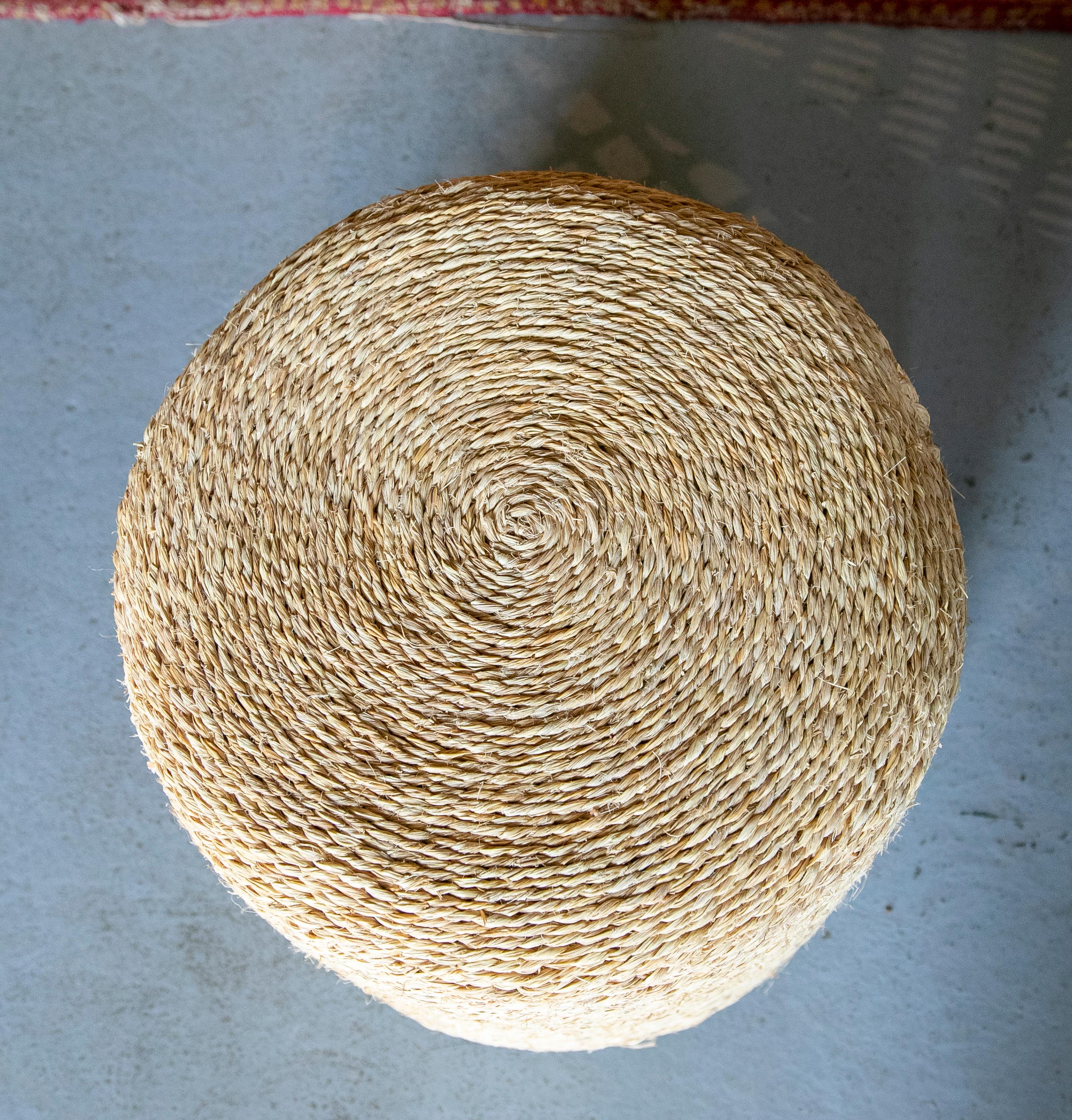 1990s Spanish Hand Woven Wicker Round Shaped Puff Seat In Good Condition For Sale In Marbella, ES