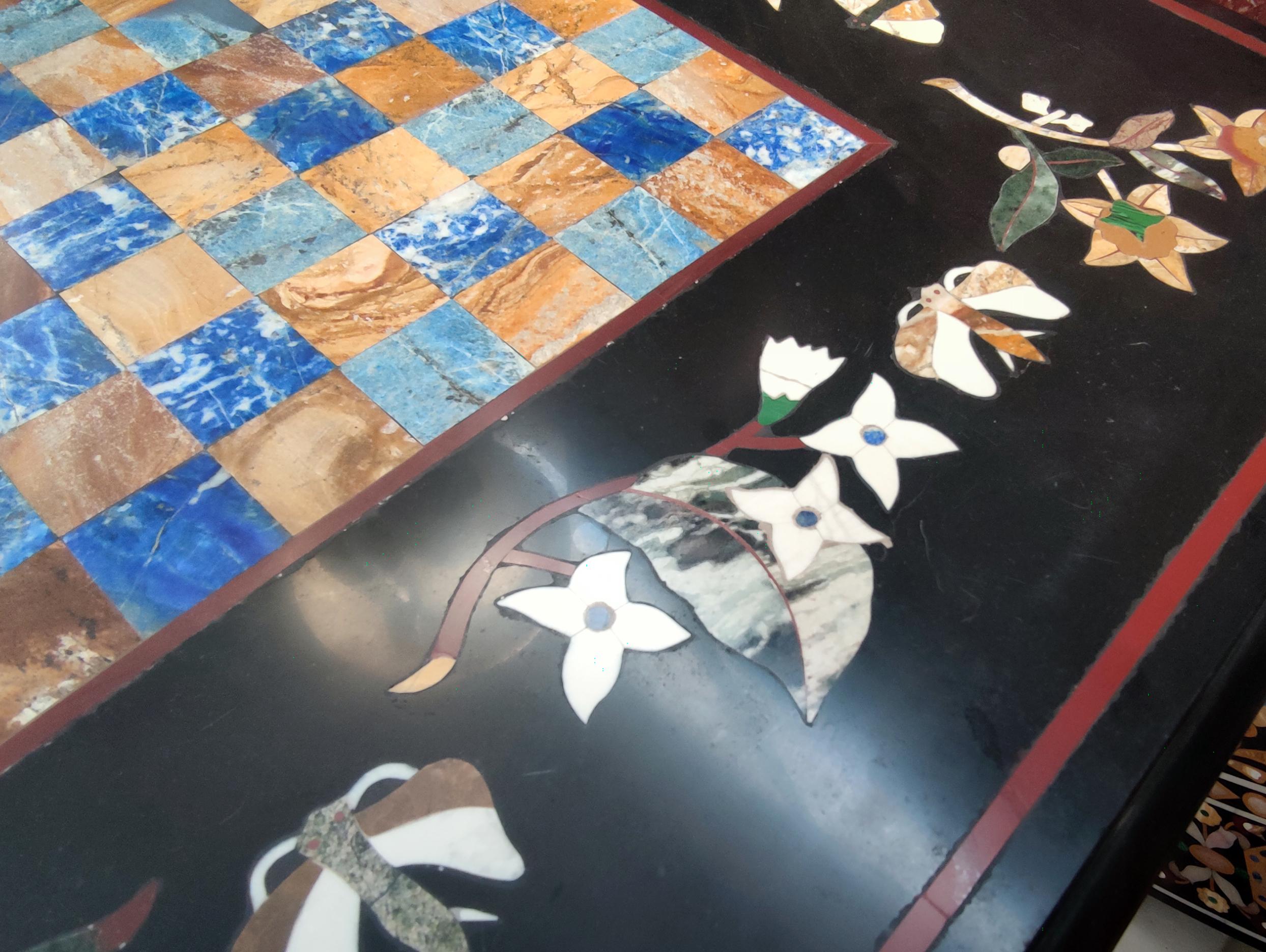 Table carrée en mosaïque incrustée de Pietra Dura, faite à la main, avec plateau d'échecs, années 1990 en vente 6
