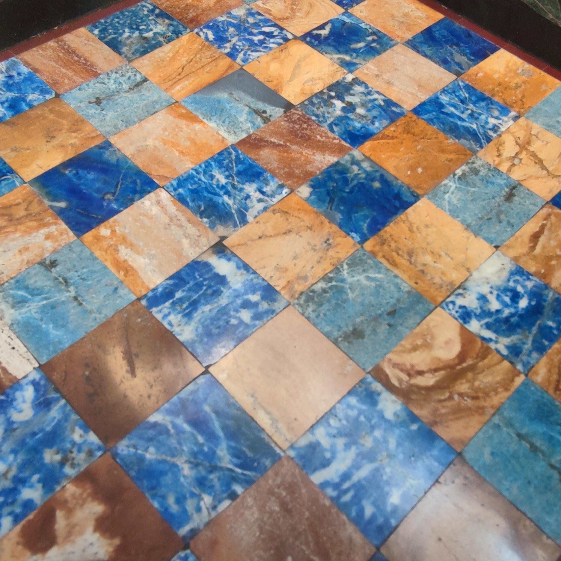 Table carrée en mosaïque incrustée de Pietra Dura, faite à la main, avec plateau d'échecs, années 1990 en vente 8