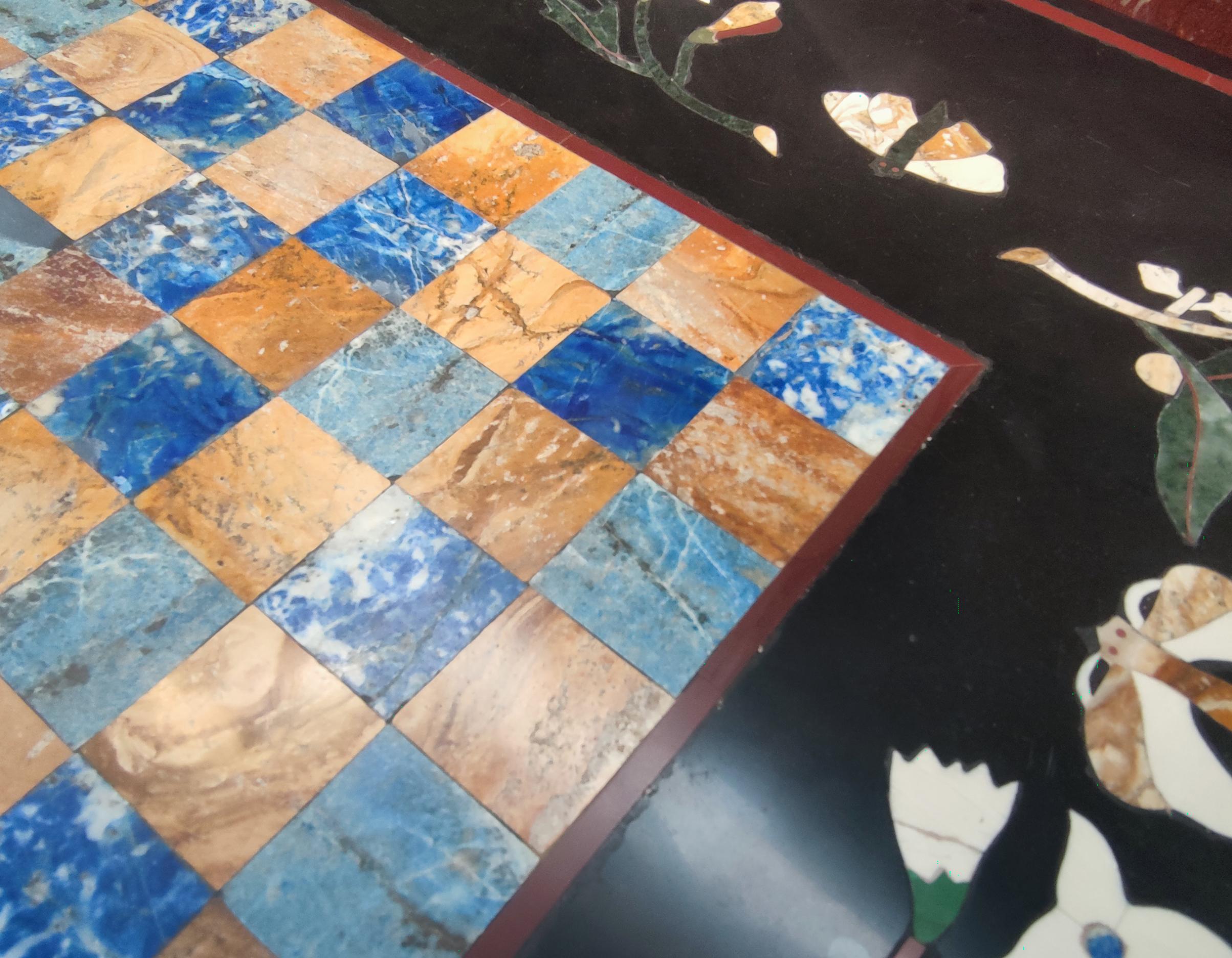Table carrée en mosaïque incrustée de Pietra Dura, faite à la main, avec plateau d'échecs, années 1990 en vente 9