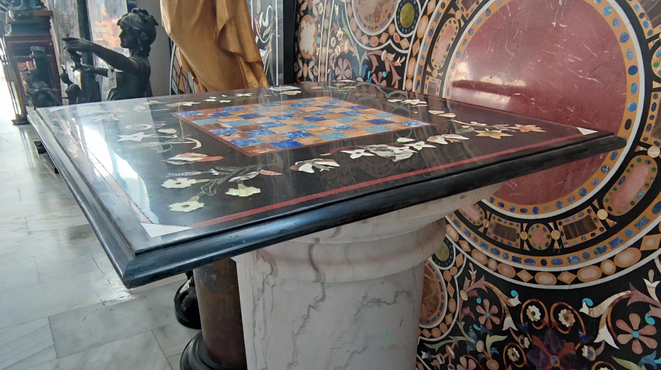 Européen Table carrée en mosaïque incrustée de Pietra Dura, faite à la main, avec plateau d'échecs, années 1990 en vente