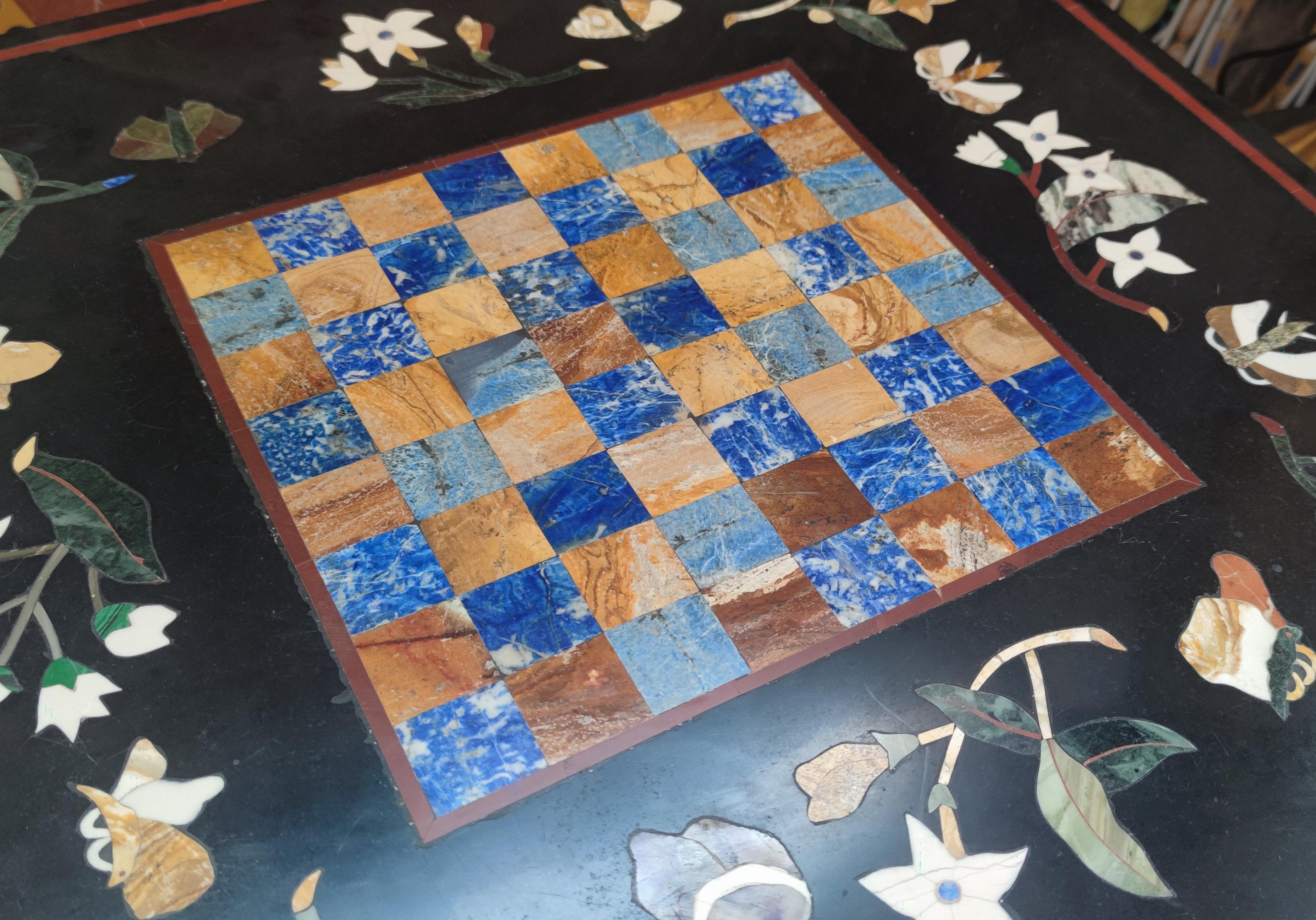 Table carrée en mosaïque incrustée de Pietra Dura, faite à la main, avec plateau d'échecs, années 1990 Bon état - En vente à Marbella, ES