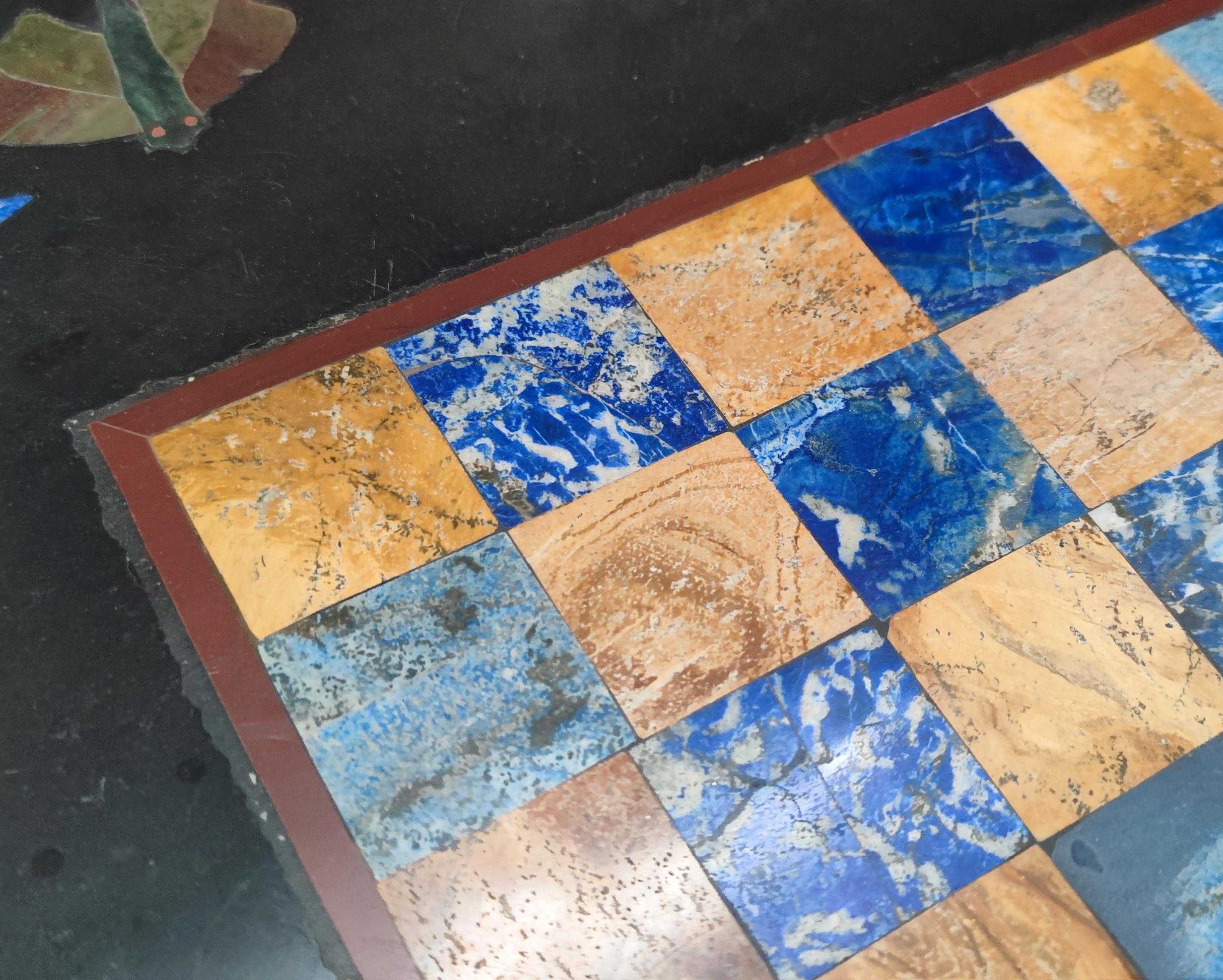 Pierre Table carrée en mosaïque incrustée de Pietra Dura, faite à la main, avec plateau d'échecs, années 1990 en vente