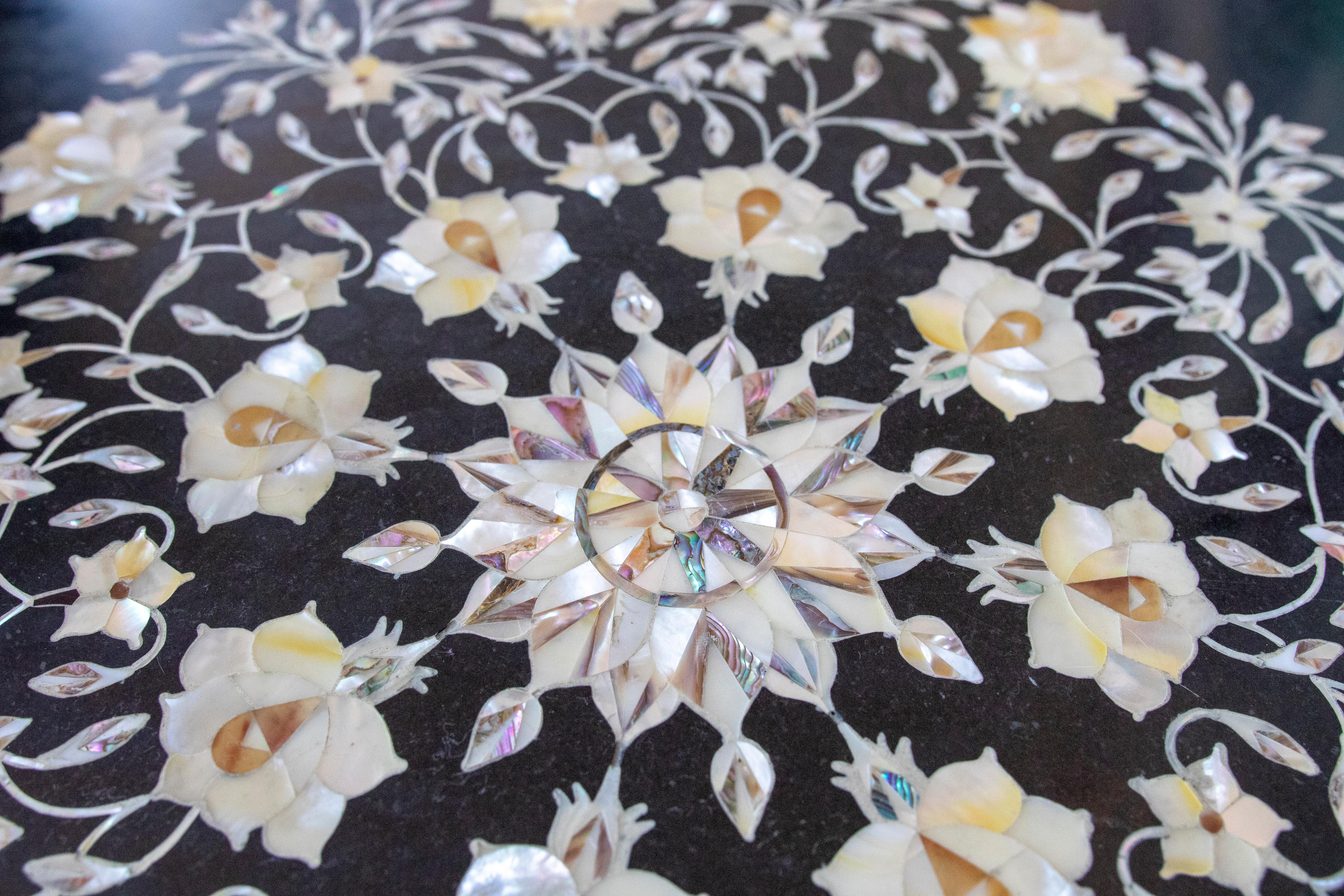 Table d'appoint octogonale espagnole des années 1990 en mosaïque incrustée de nacre et de Pietra Dura en vente 1